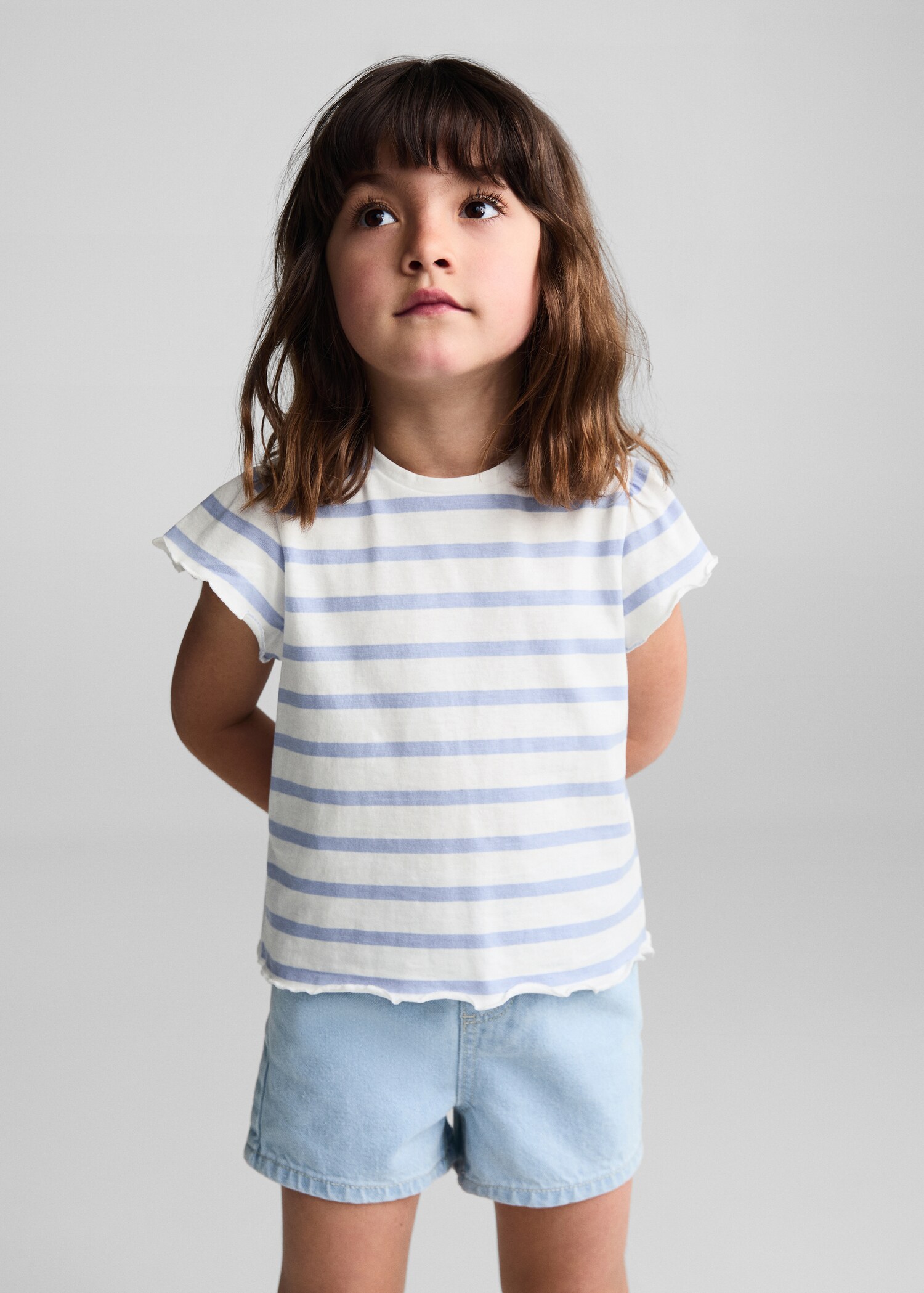 T-shirt às riscas com folhos - Plano médio