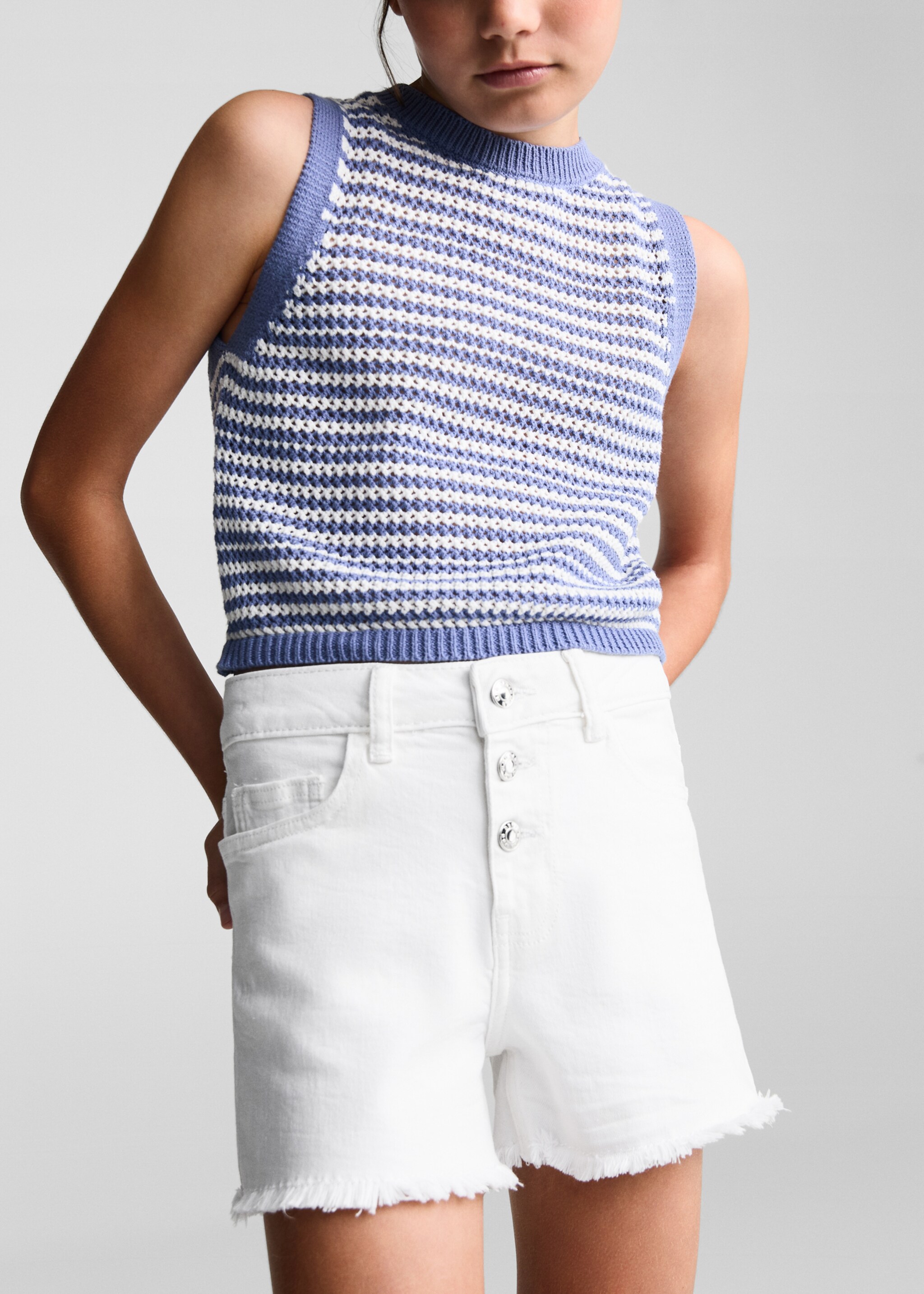 Denim shorts with buttons - Details of the article 6, White. Ref: 67016014-00.