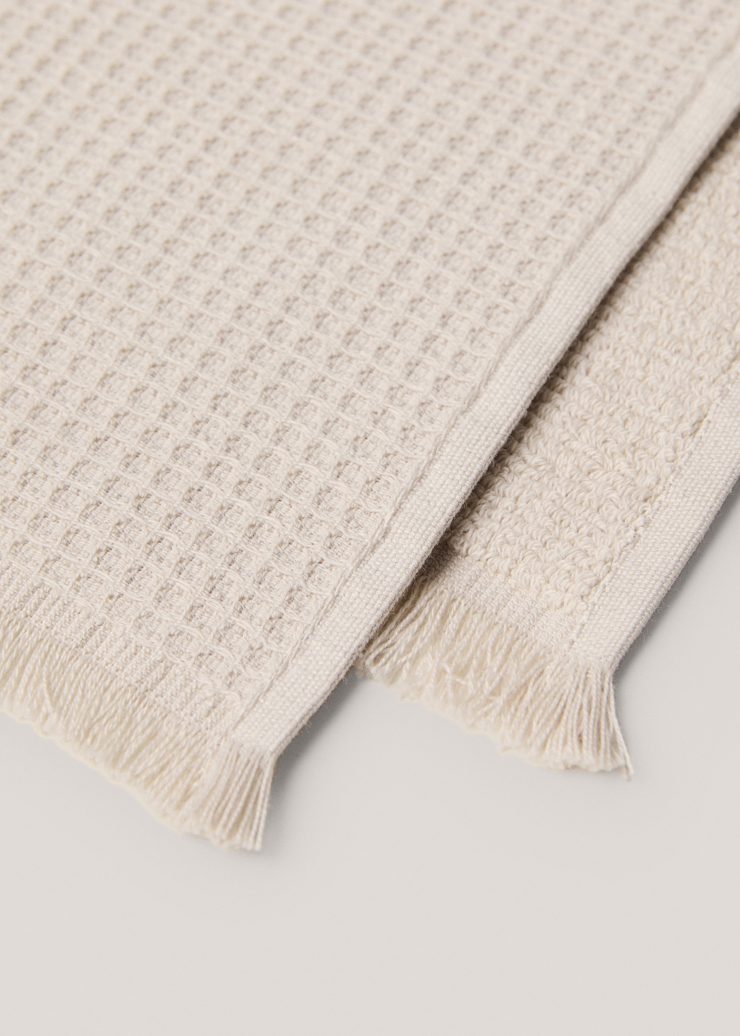 Cotton waffle bath towel with fringes 90x150cm - Details of the article 1