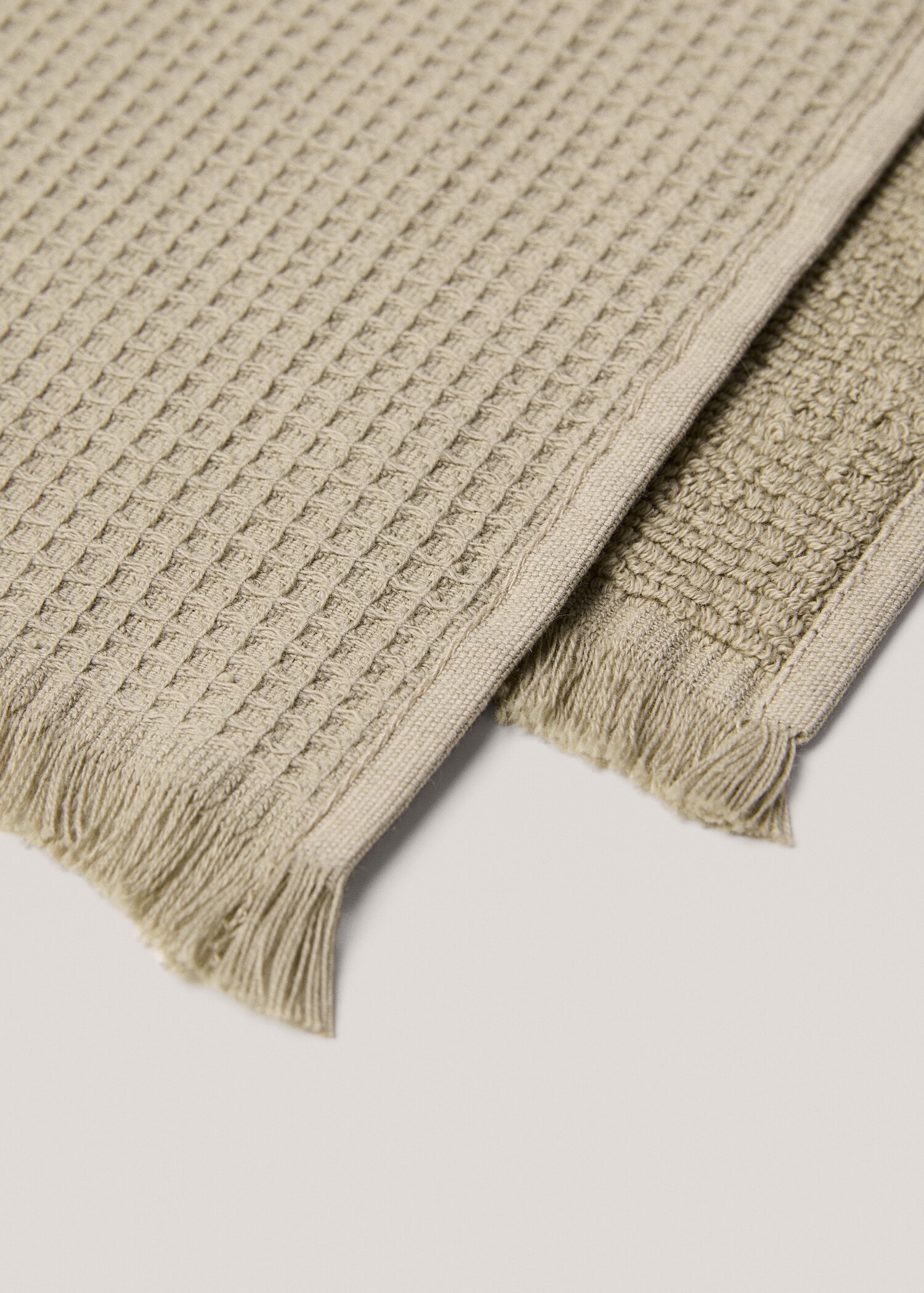 Cotton waffle bath towel with fringes 90x150cm - Details of the article 1