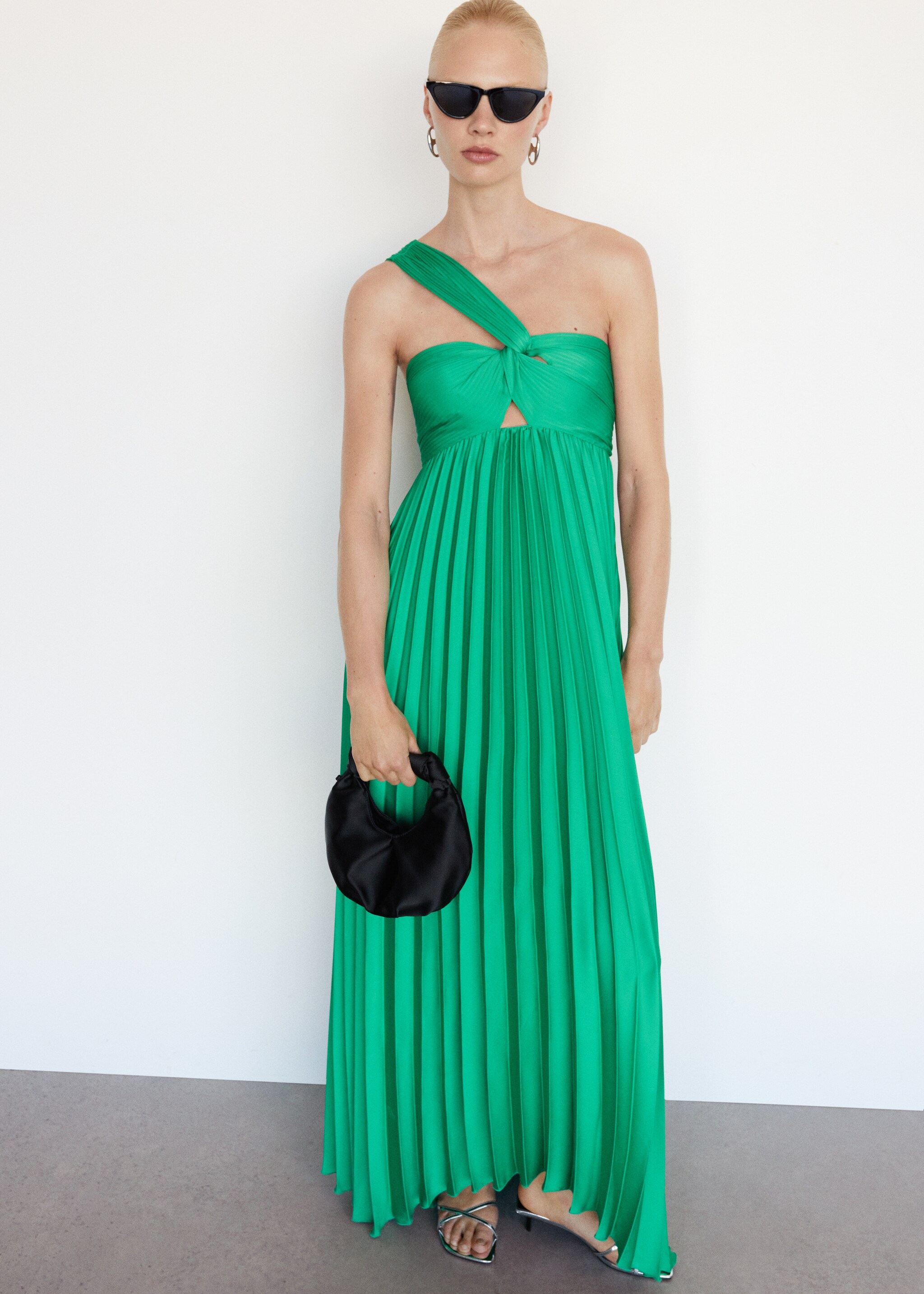 Asymmetrical pleated dress - Details of the article 7