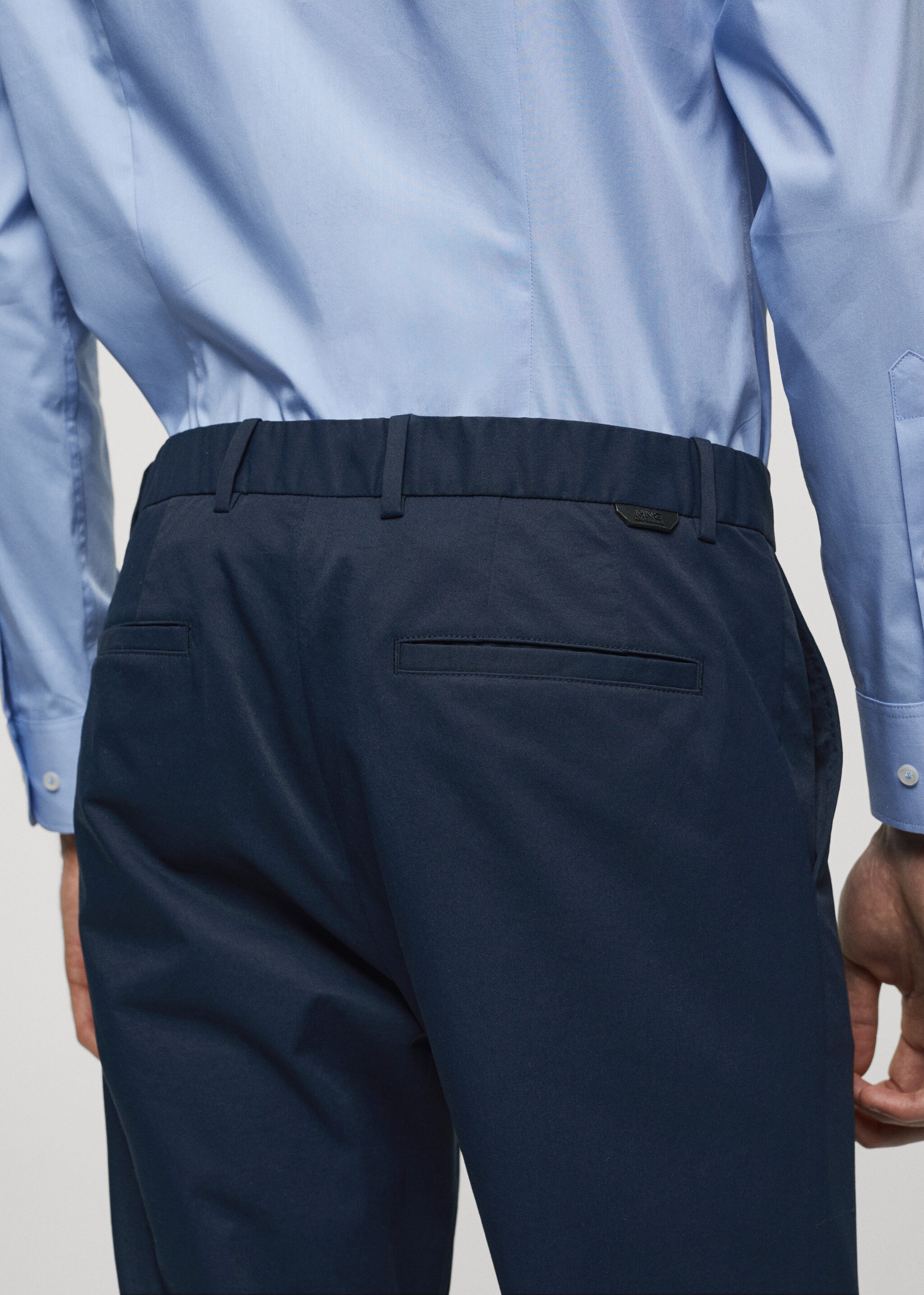 Παντελόνι slim fit από τεχνικό ύφασμα - Λεπτομέρεια του προϊόντος 4