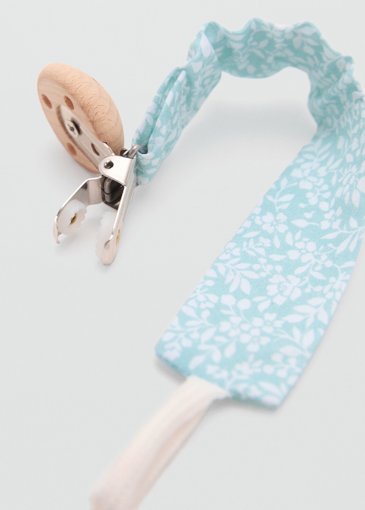 Printed brooch pacifier holder - Середній план