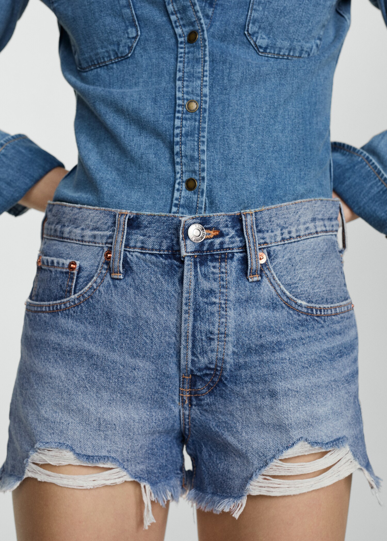 Jeansshorts mit Zierrissen - Detail des Artikels 6