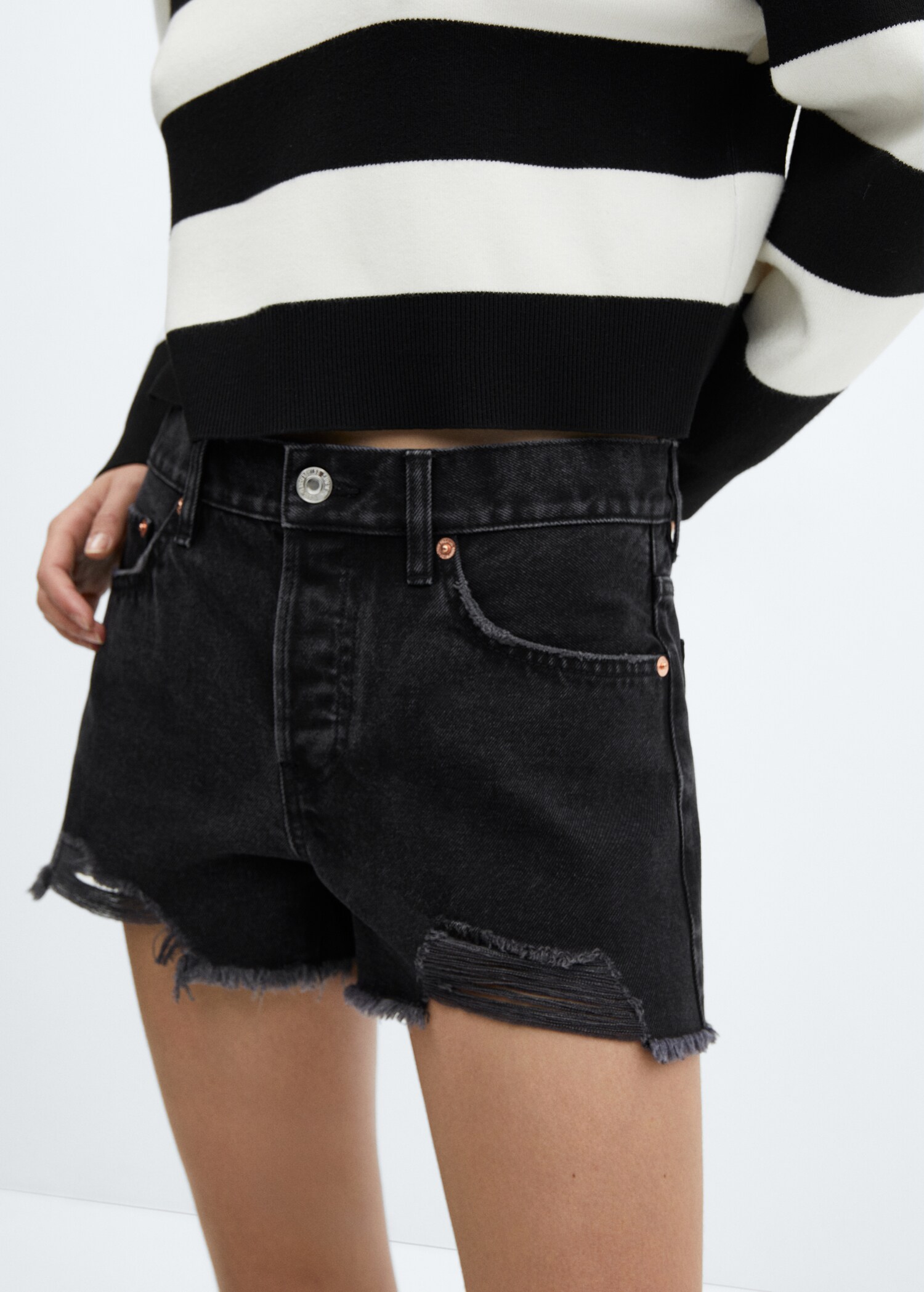 Broken denim shorts - Details of the article 6