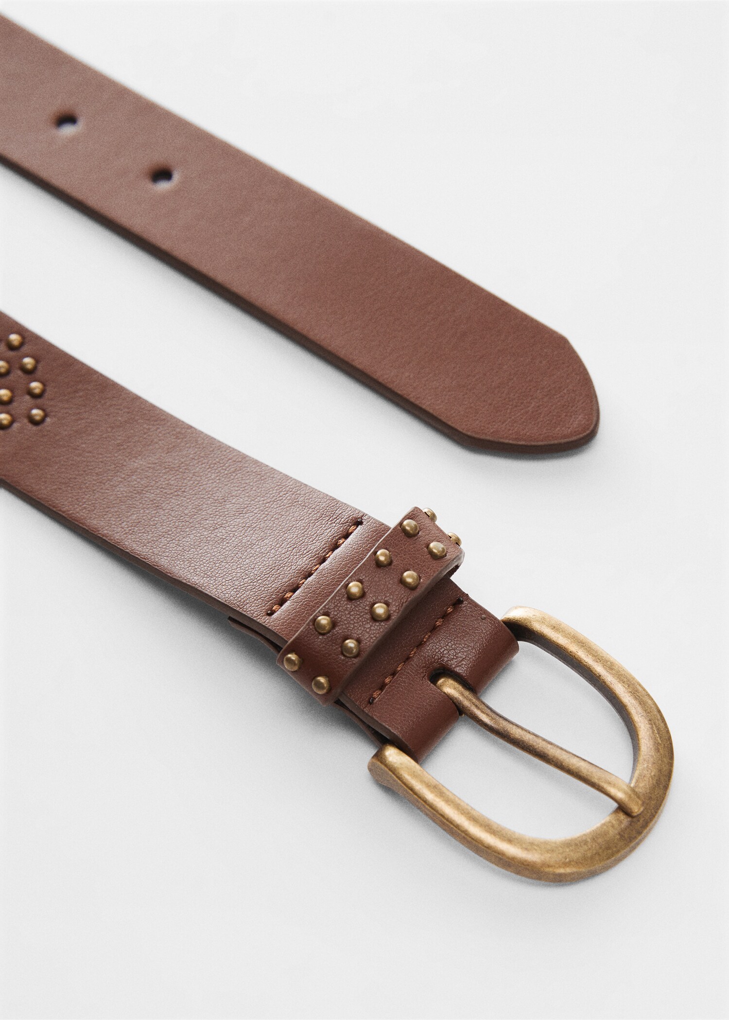 Buckled studded belt - Середній план