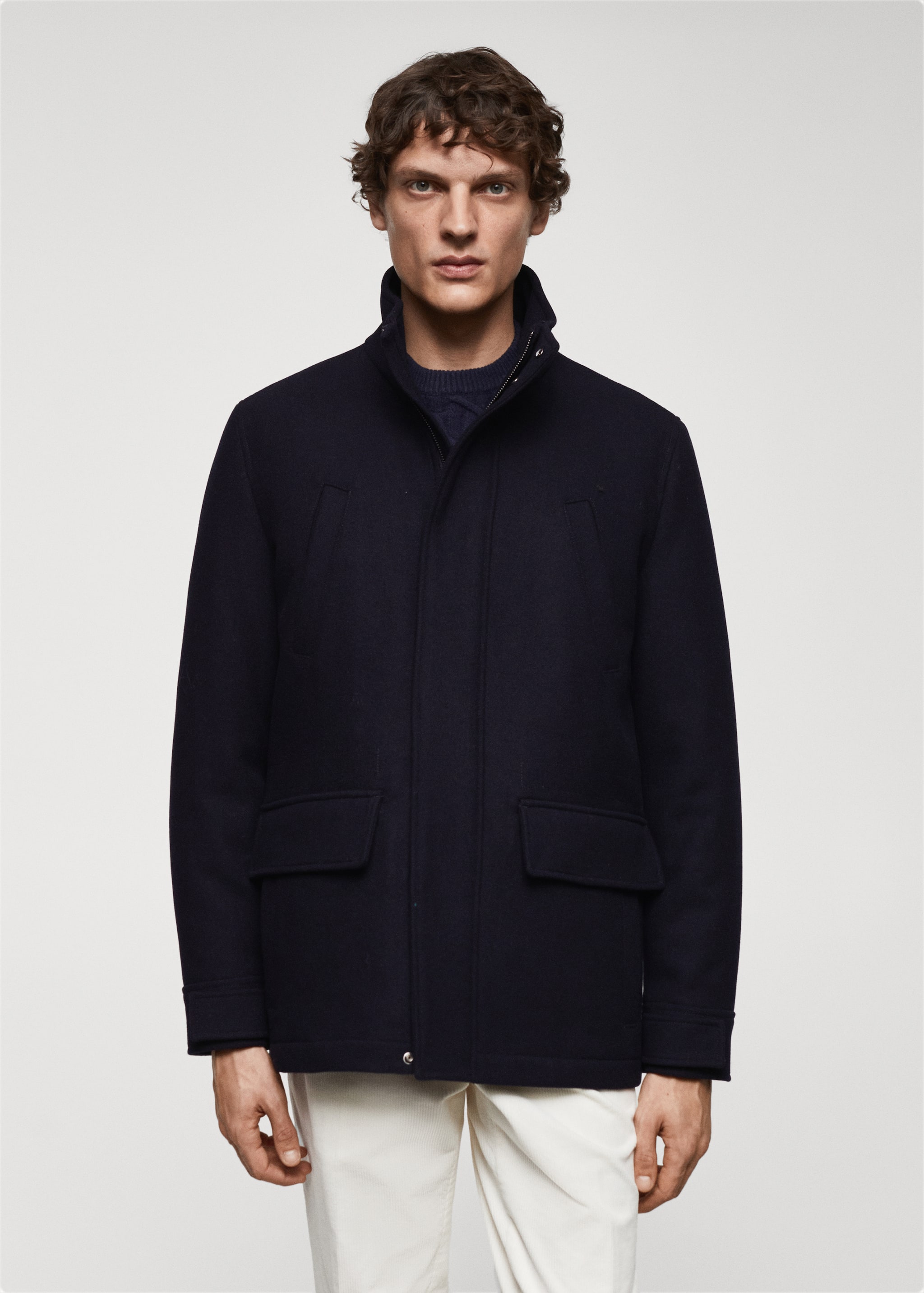 Короткое пальто из шерсти с карманами - Средний план