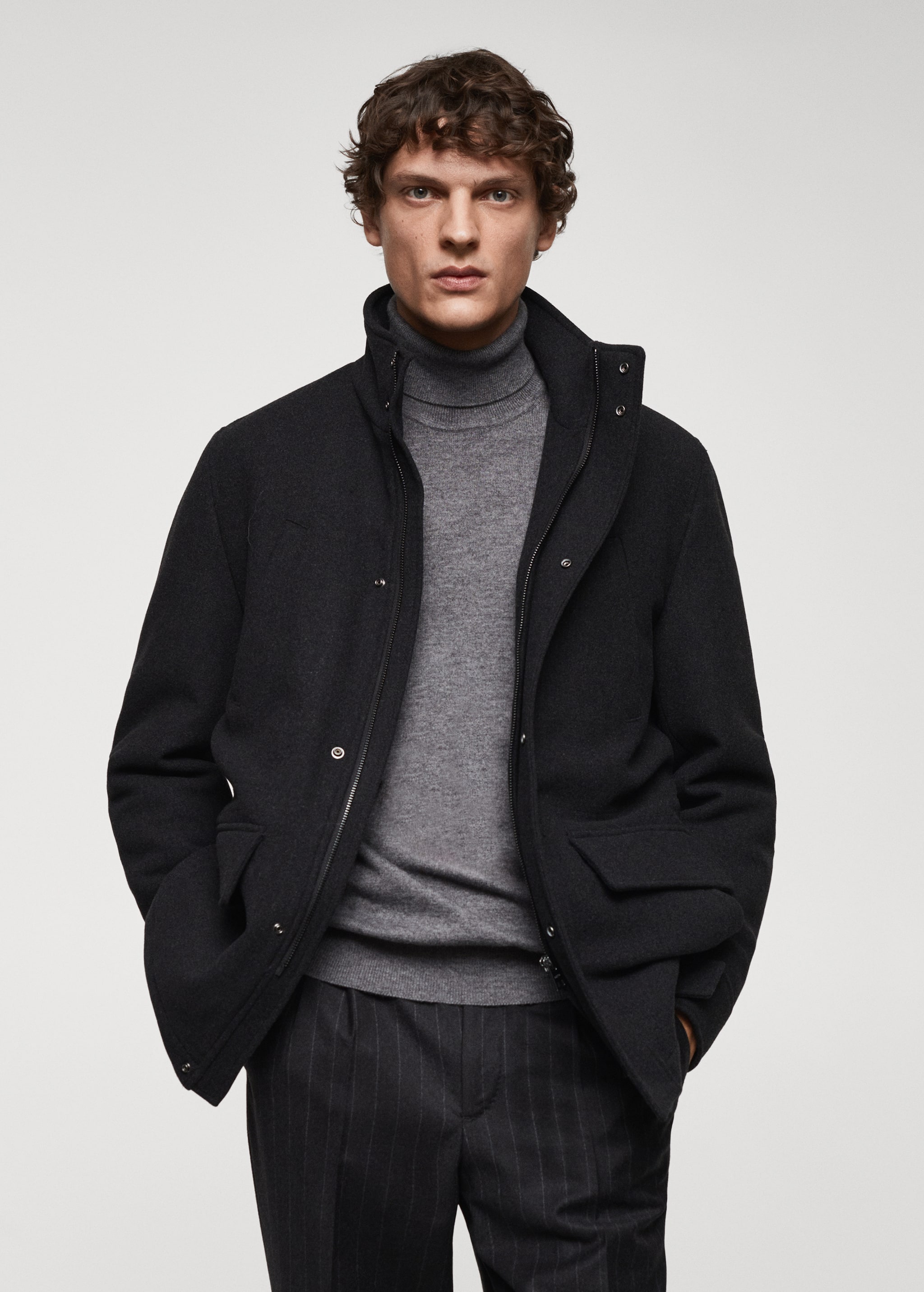 Короткое пальто из шерсти с карманами - Средний план