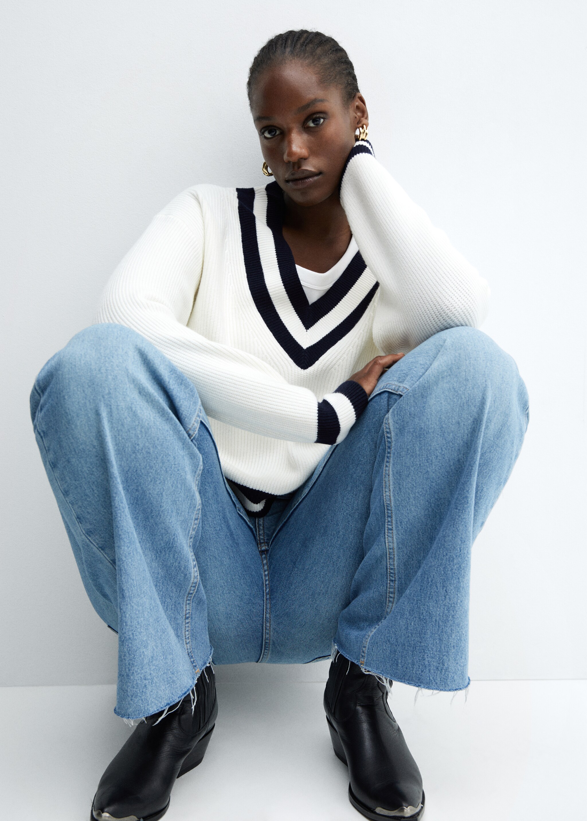 Contrasting V-neck sweater - Details of the article 4
