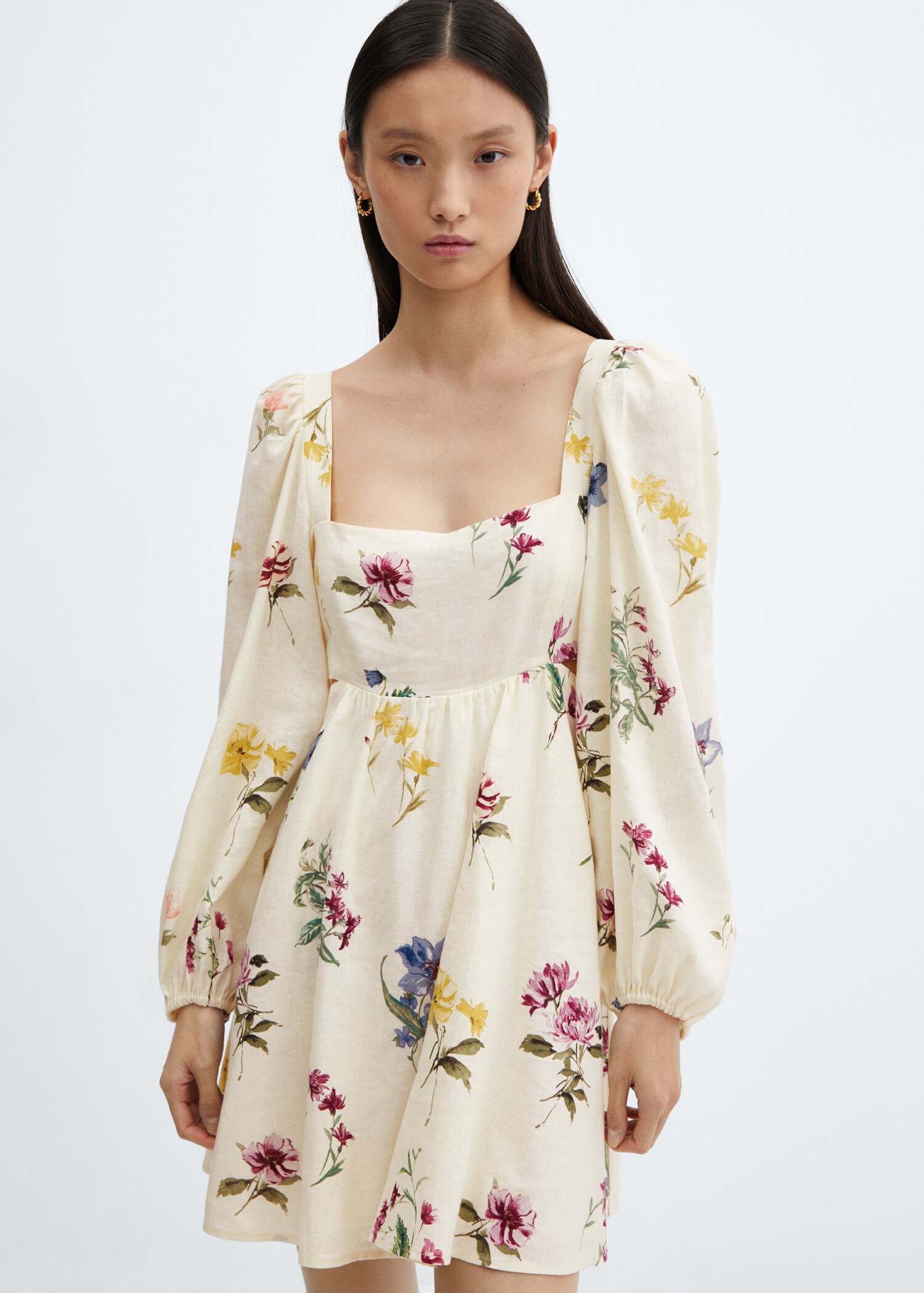 Robe en lin à fleurs - Plan moyen