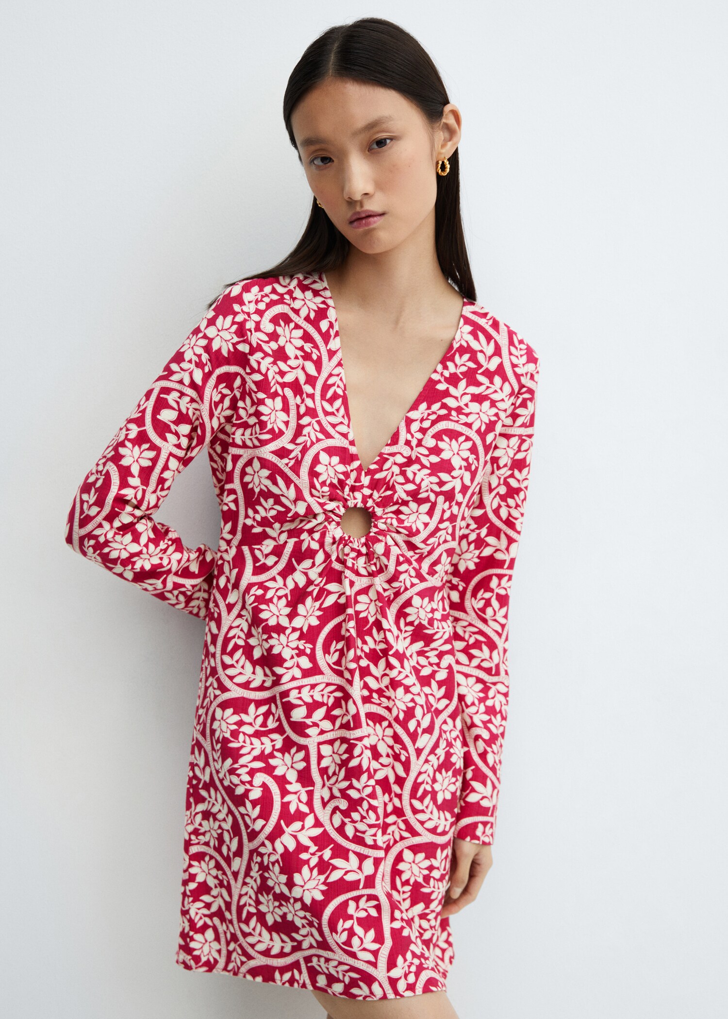 Robe fleurie détail anneau - Plan moyen