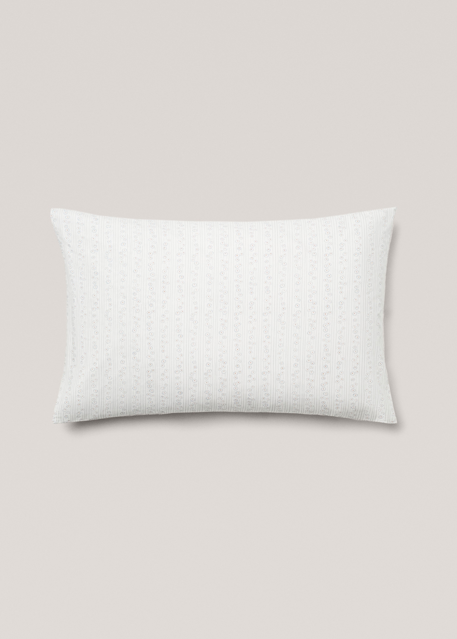 Cotton pillowcase with flowers 50x75cm - Article without model