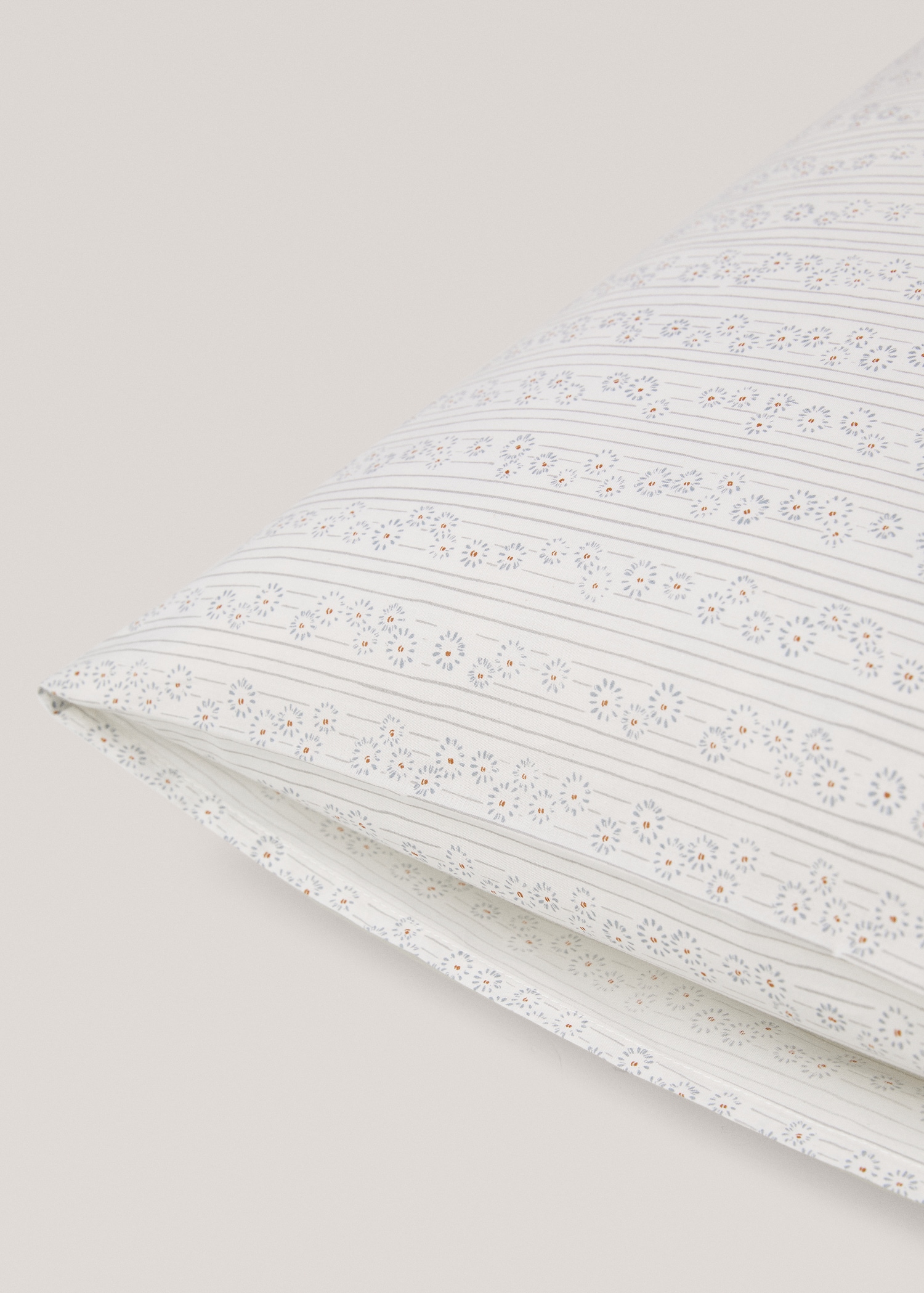 Cotton pillowcase with flowers 50x75cm - Details of the article 2