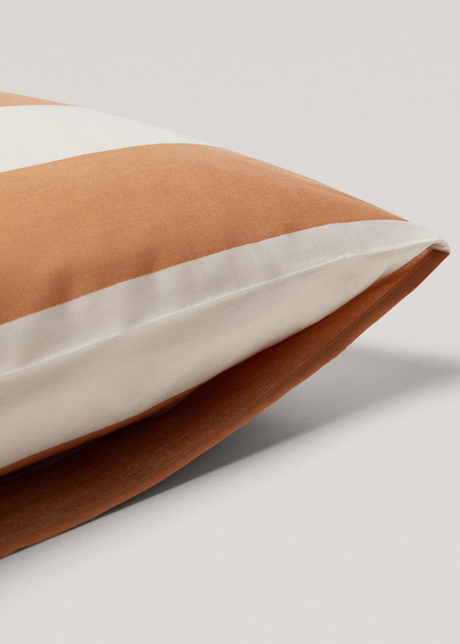 Contrast striped cotton pillowcase 50x75cm - Details of the article 2