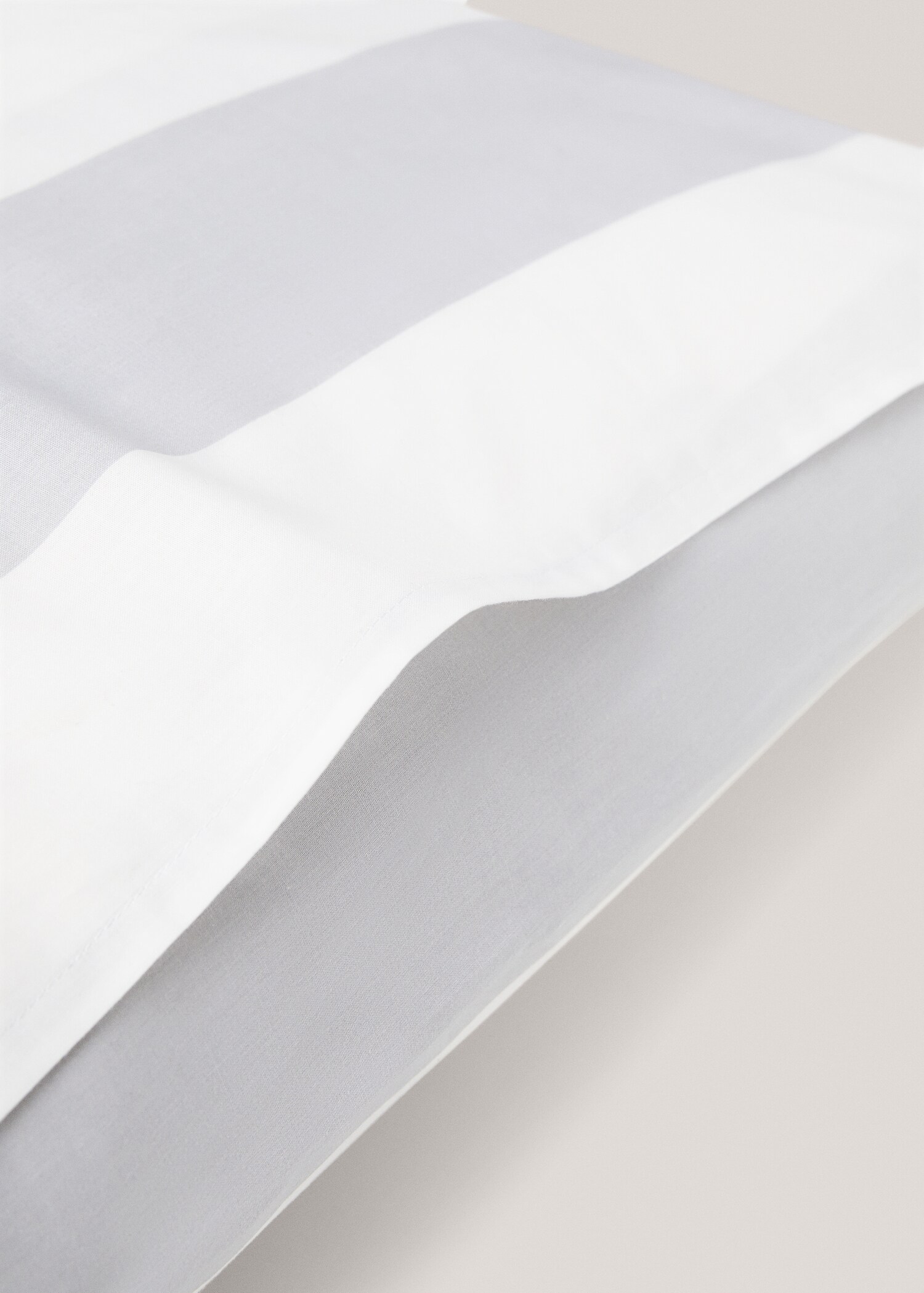 Contrast striped cotton pillowcase 50x75cm - Details of the article 2