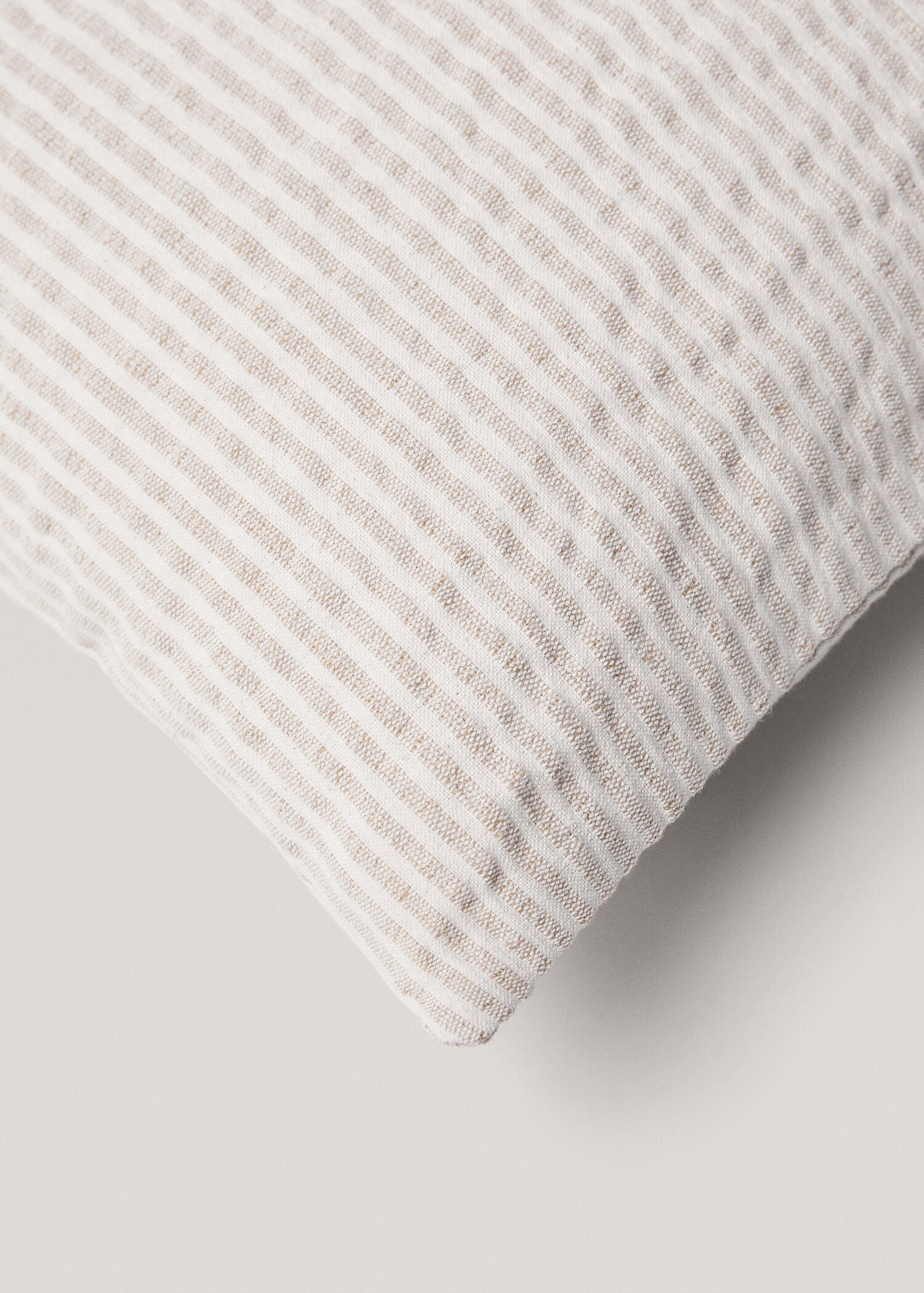 Textured striped cushion case 17.72x17.72 in - Details of the article 2