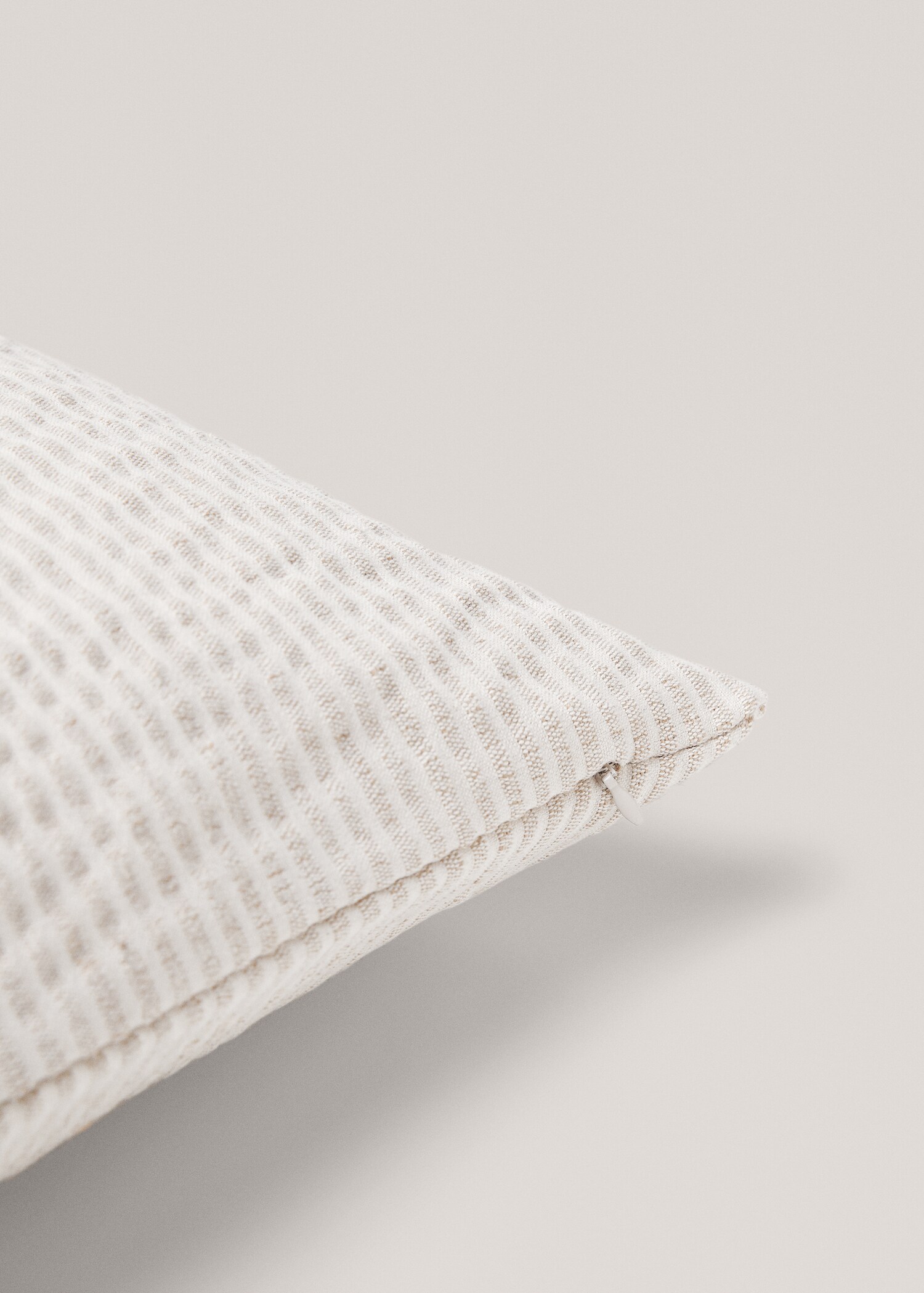 Textured striped cushion case 17.72x17.72 in - Details of the article 3