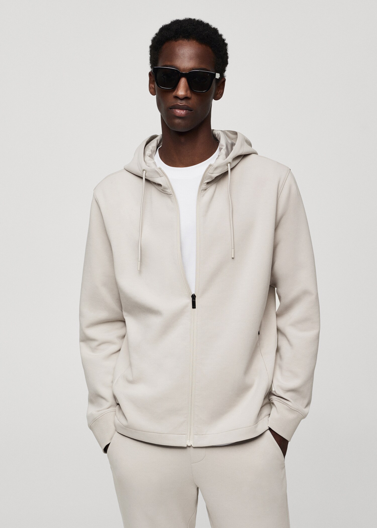 Sweatshirt com capuz de tecido técnico - Plano médio
