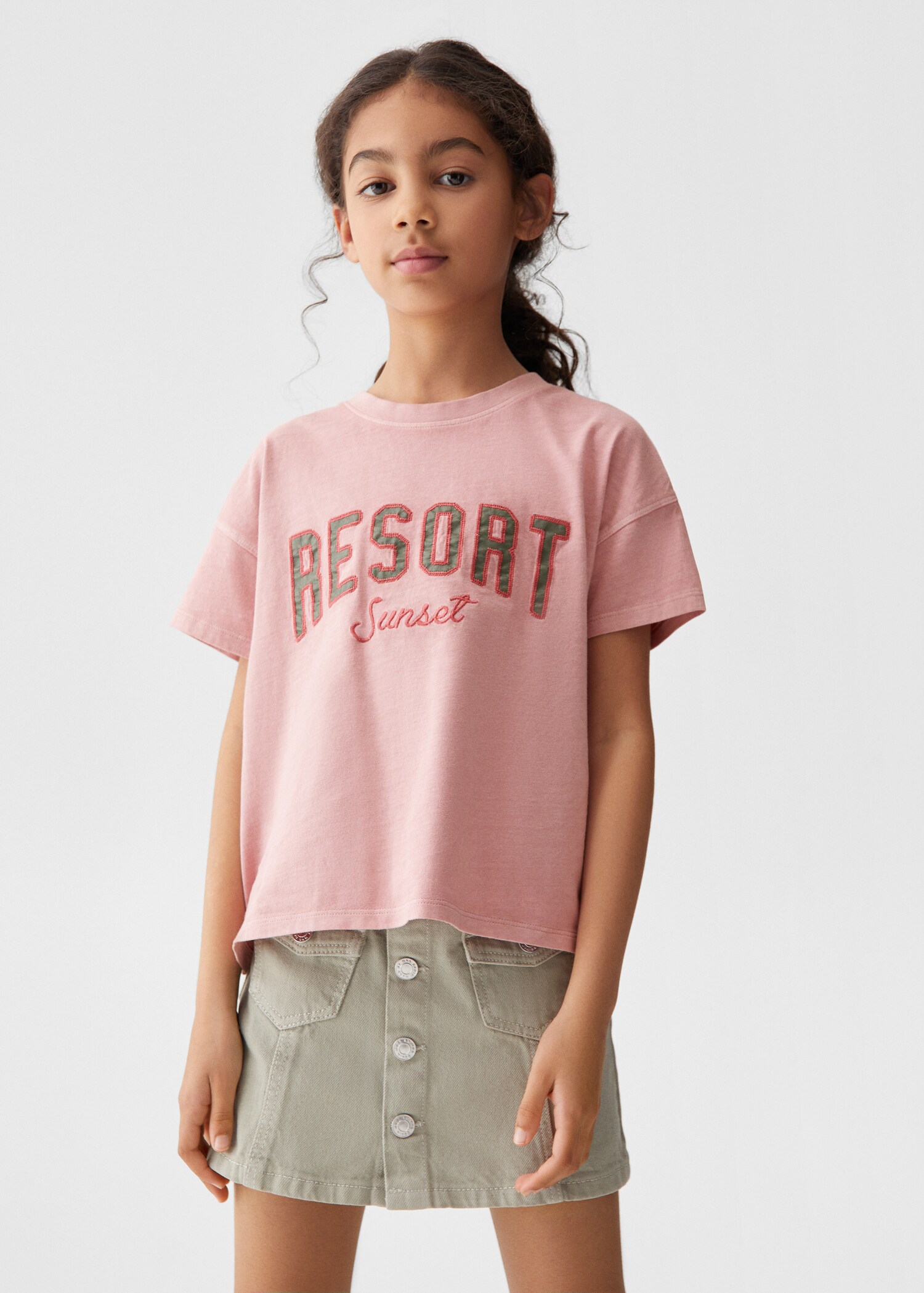 Camiseta mensaje relieve - Plano medio
