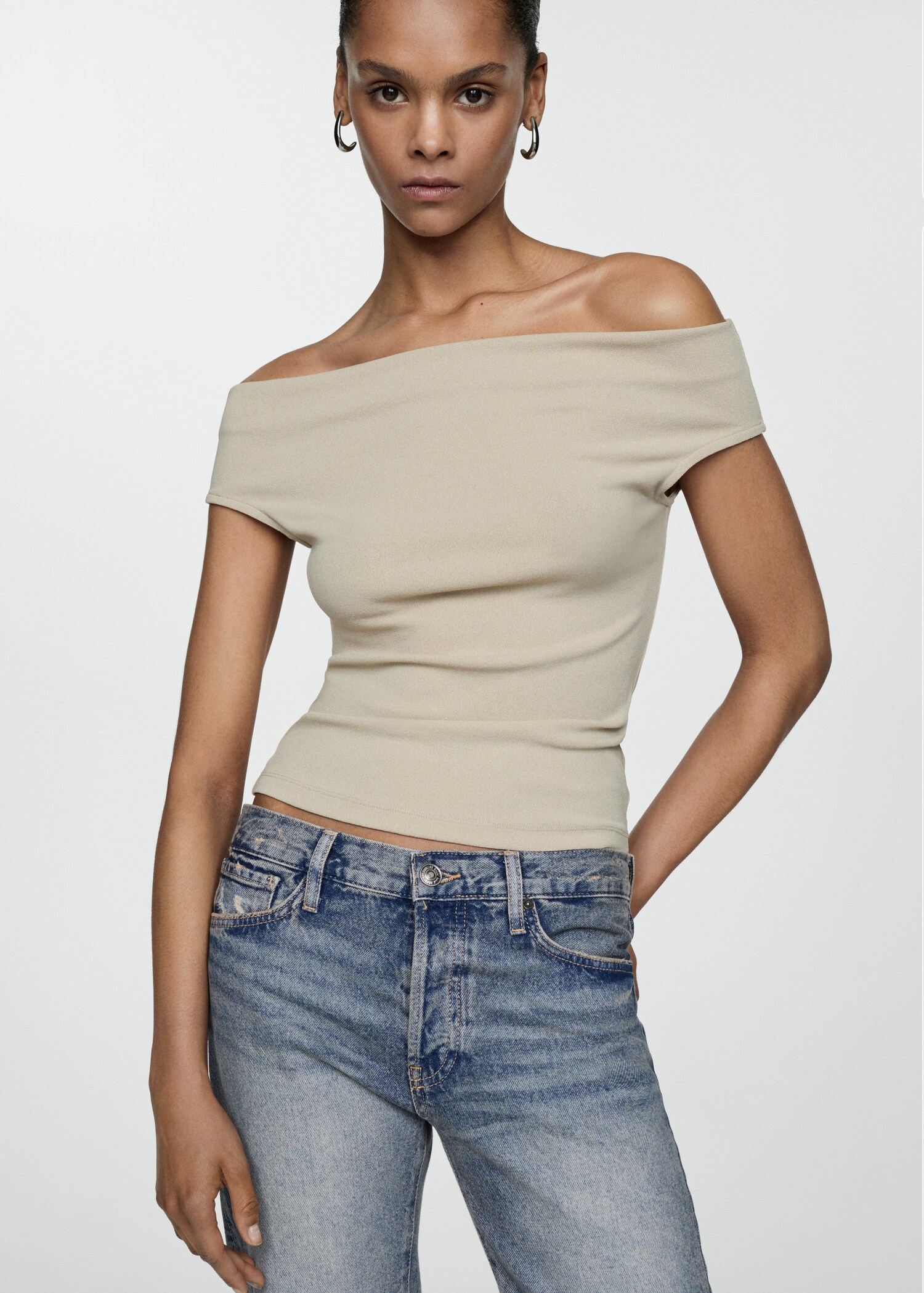 Jeans girlfriend tiro bajo rotos - Plano medio