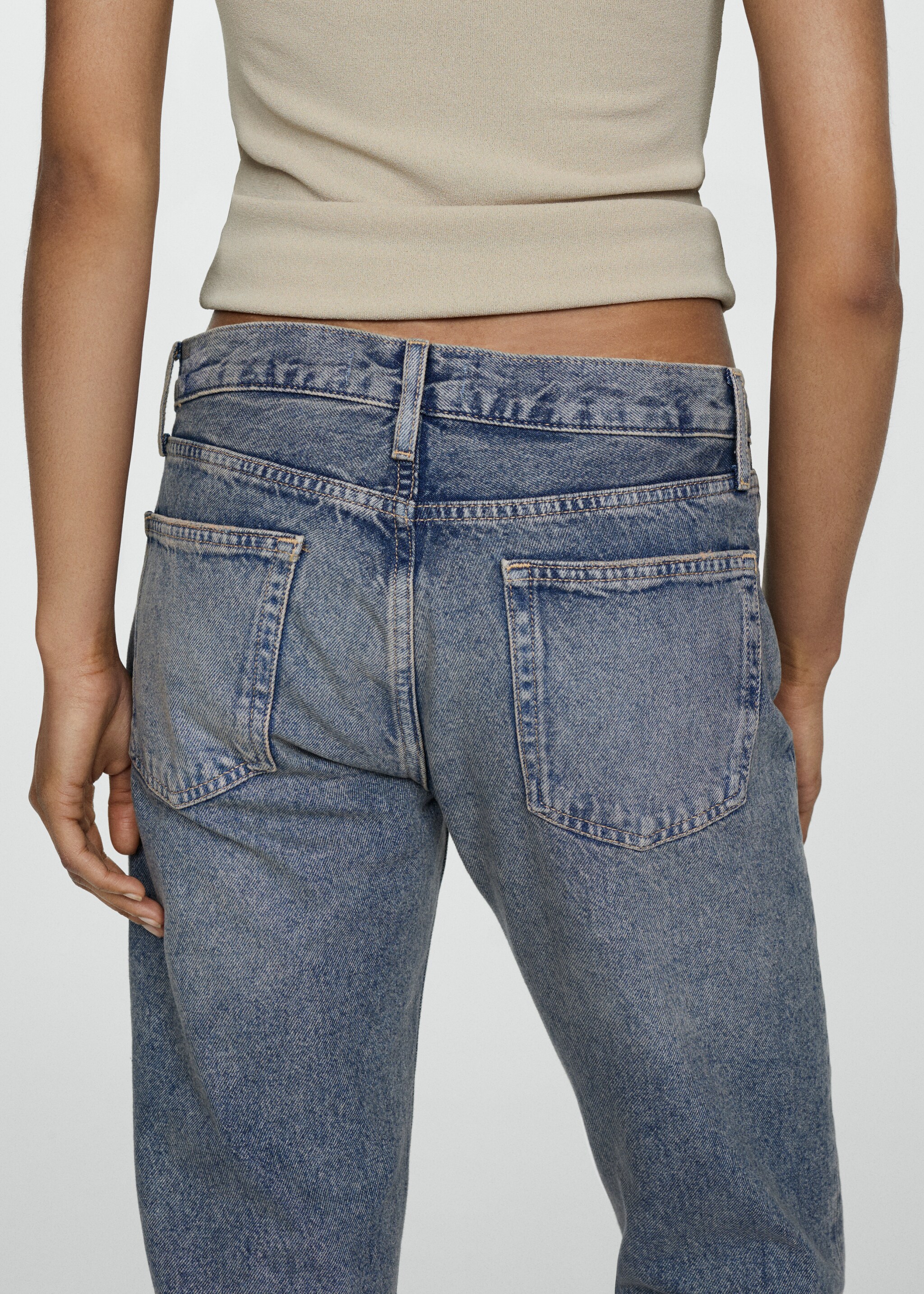 Нарочно рваные джинсы girlfriend с низкой талией - Деталь изделия 1