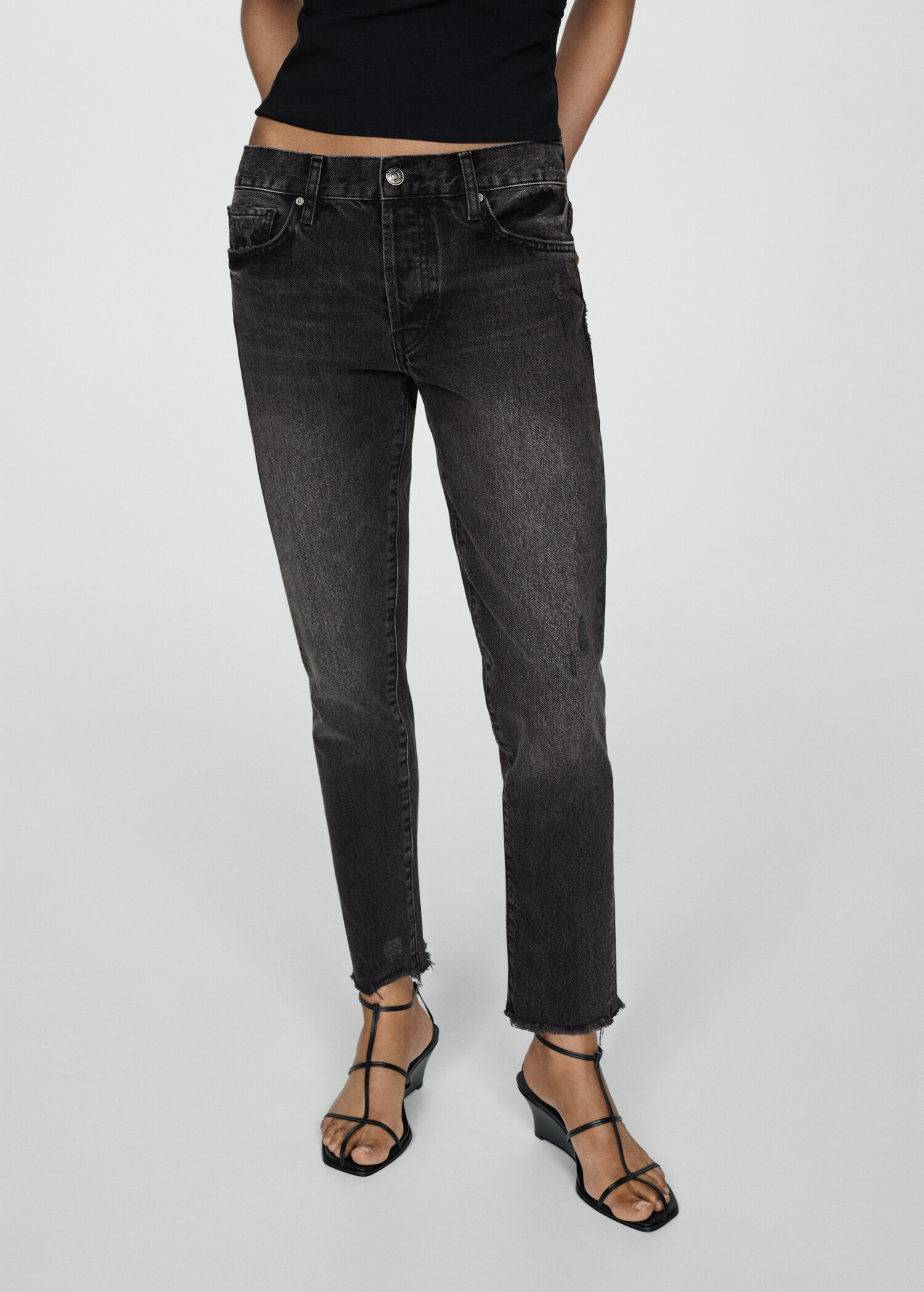 Jeans girlfriend tiro bajo rotos - Plano medio