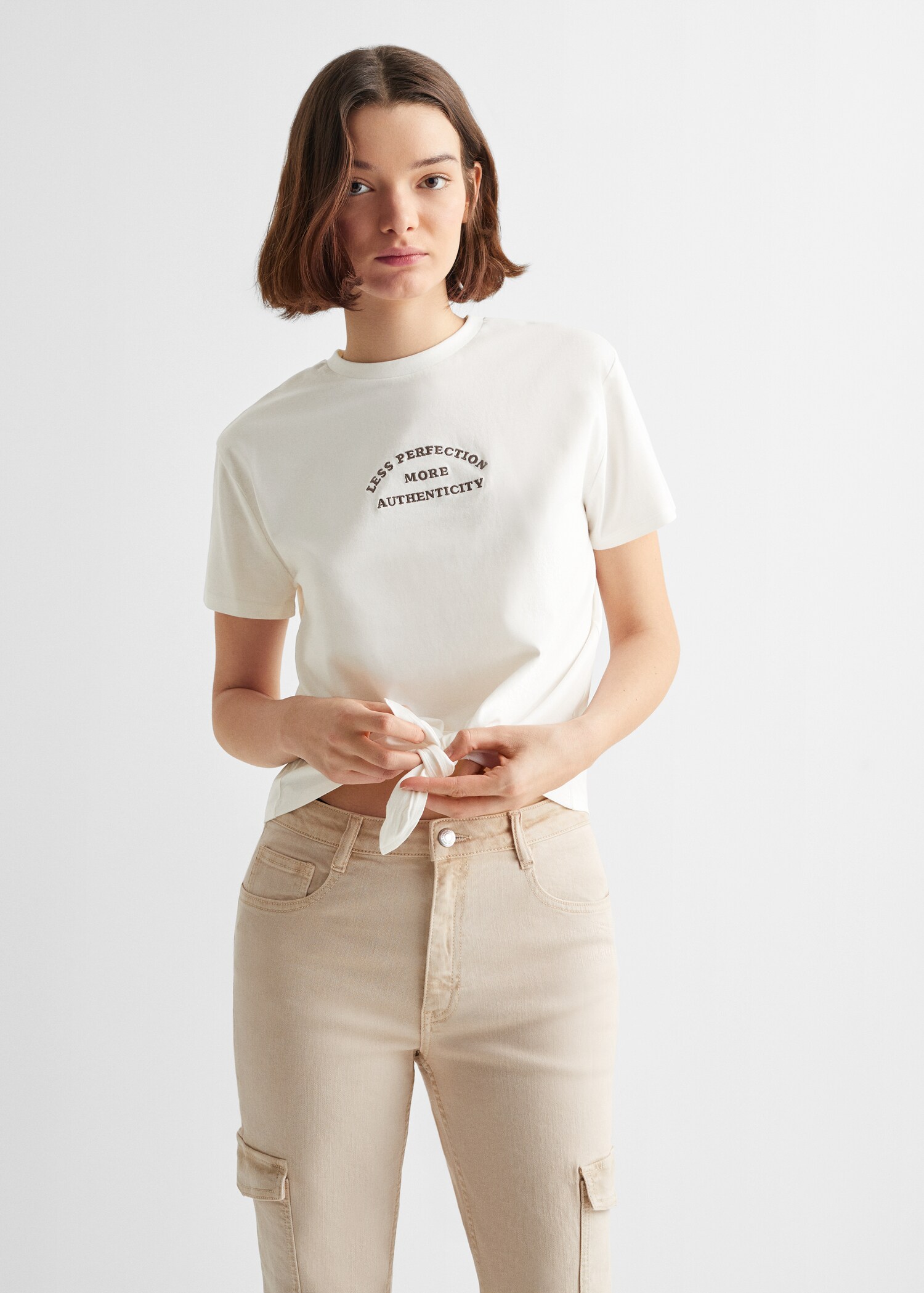 T-Shirt mit Schriftzug und Knotendetail - Mittlere Ansicht