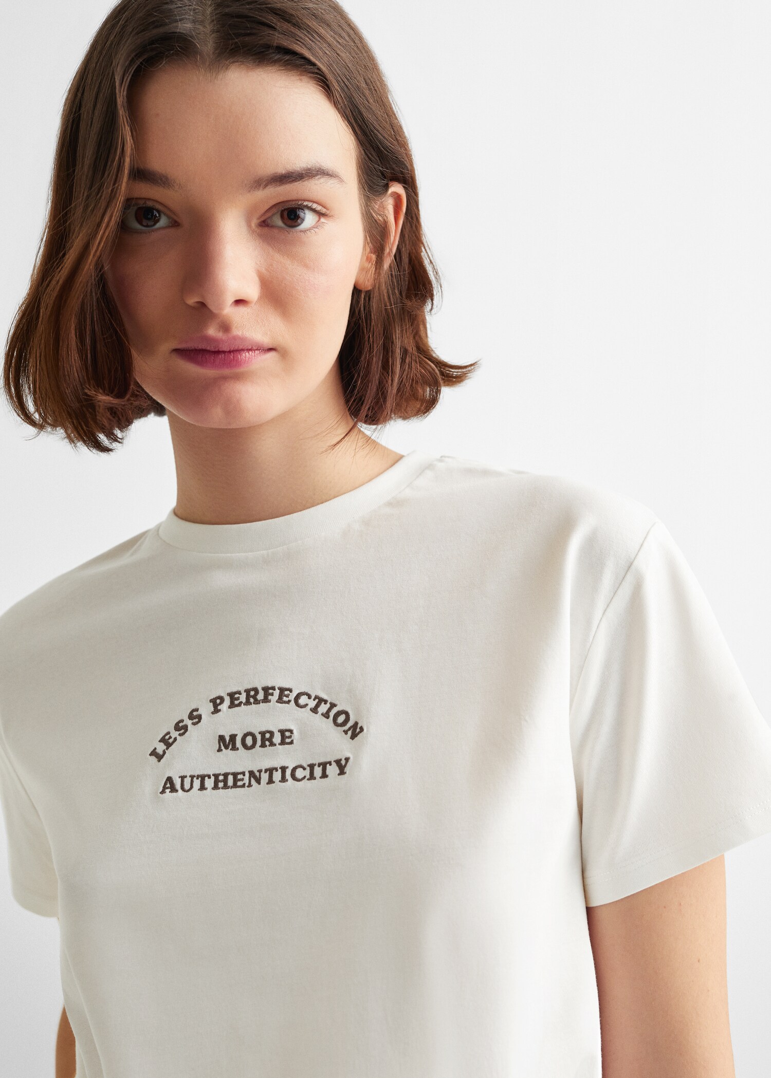 T-Shirt mit Schriftzug und Knotendetail - Detail des Artikels 1