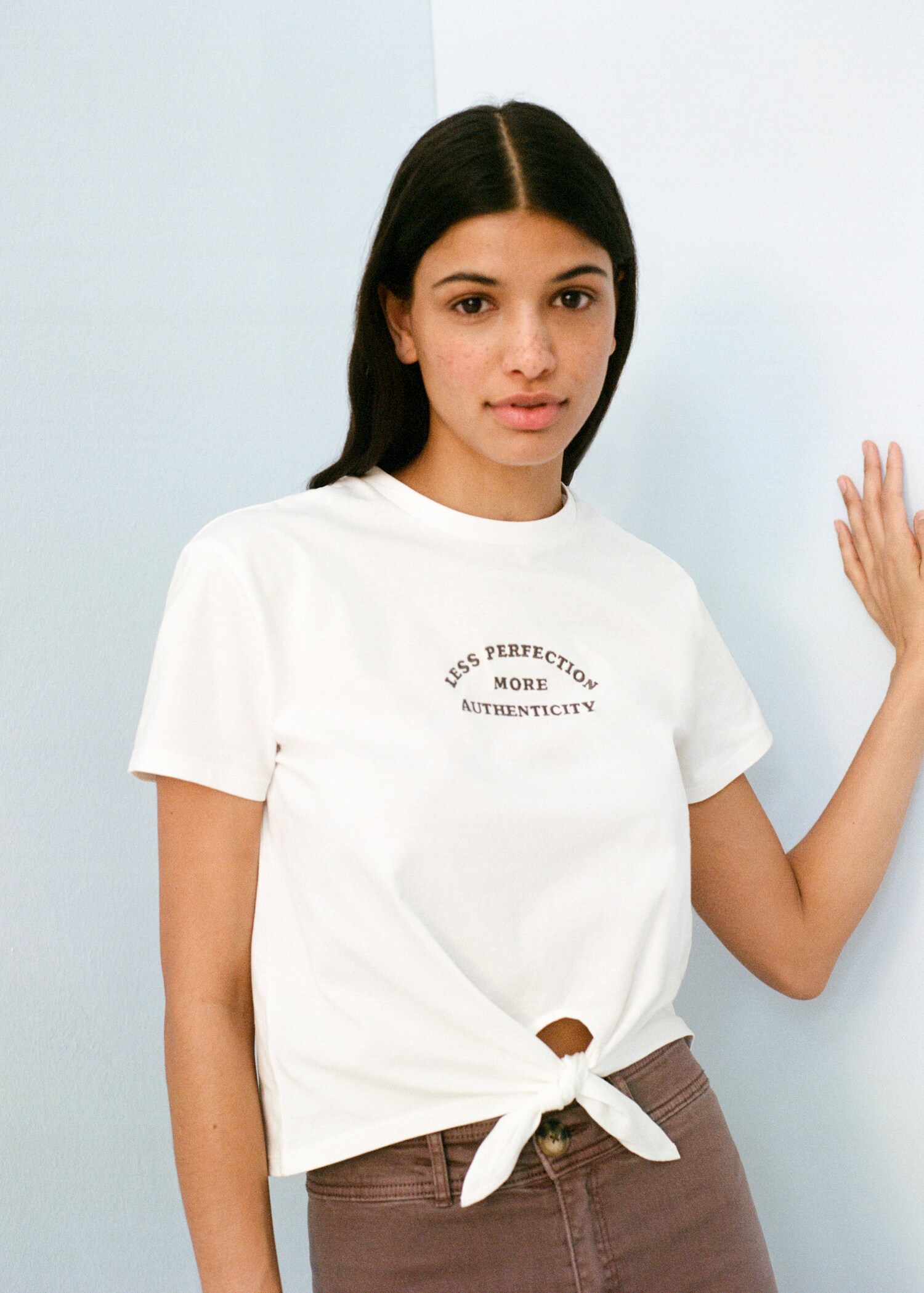 T-Shirt mit Schriftzug und Knotendetail - Detail des Artikels 5