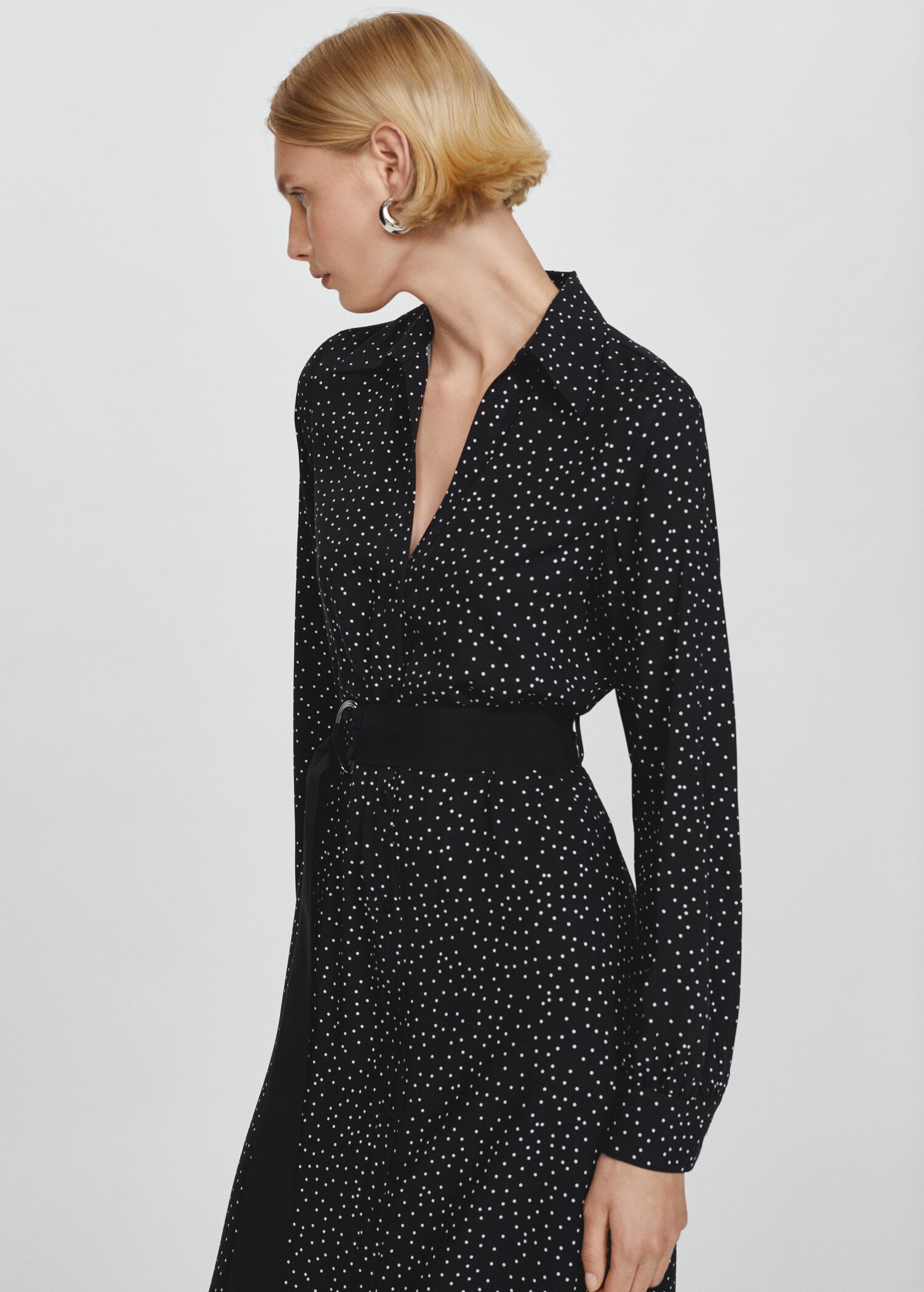 Robe chemisier à pois - Plan moyen