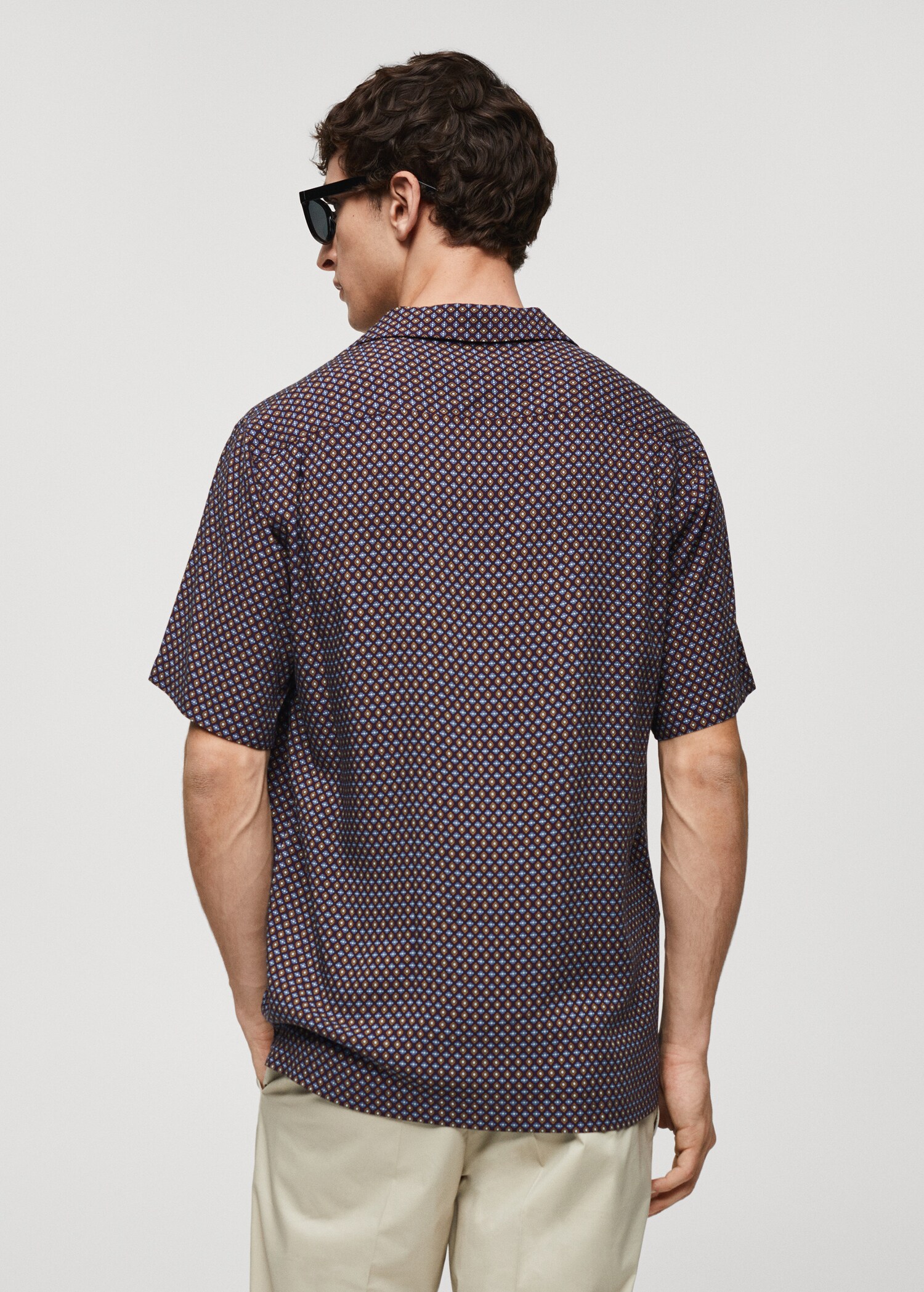 Camisa manga corta regular fit estampado  - Reverso del artículo