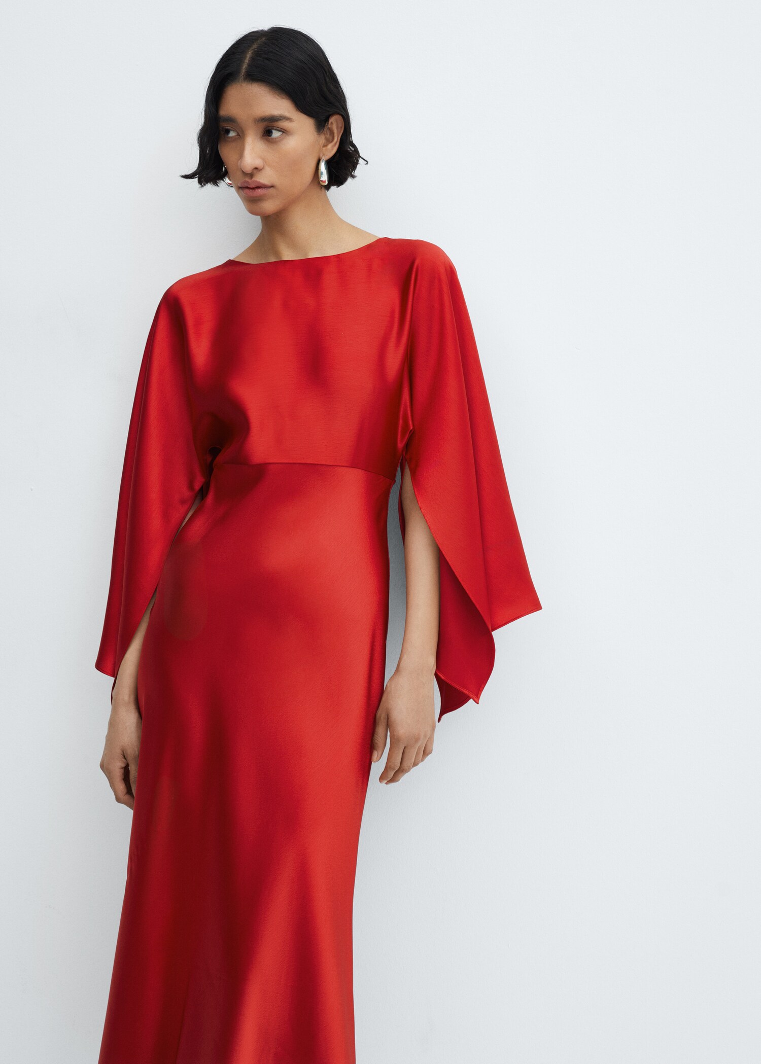 Vestido acetinado com manga de sino - Plano médio