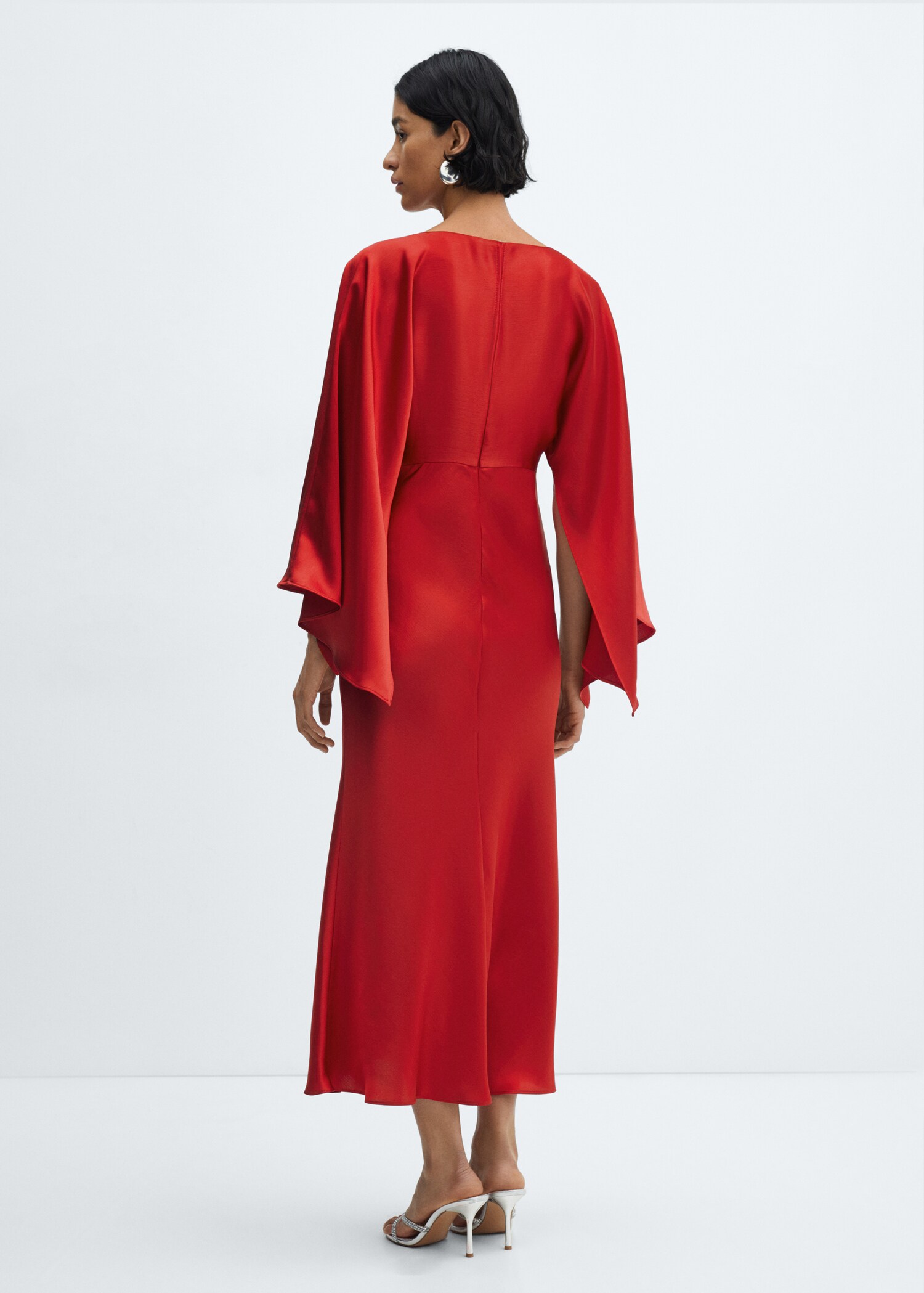 Vestido acetinado com manga de sino - Verso do artigo