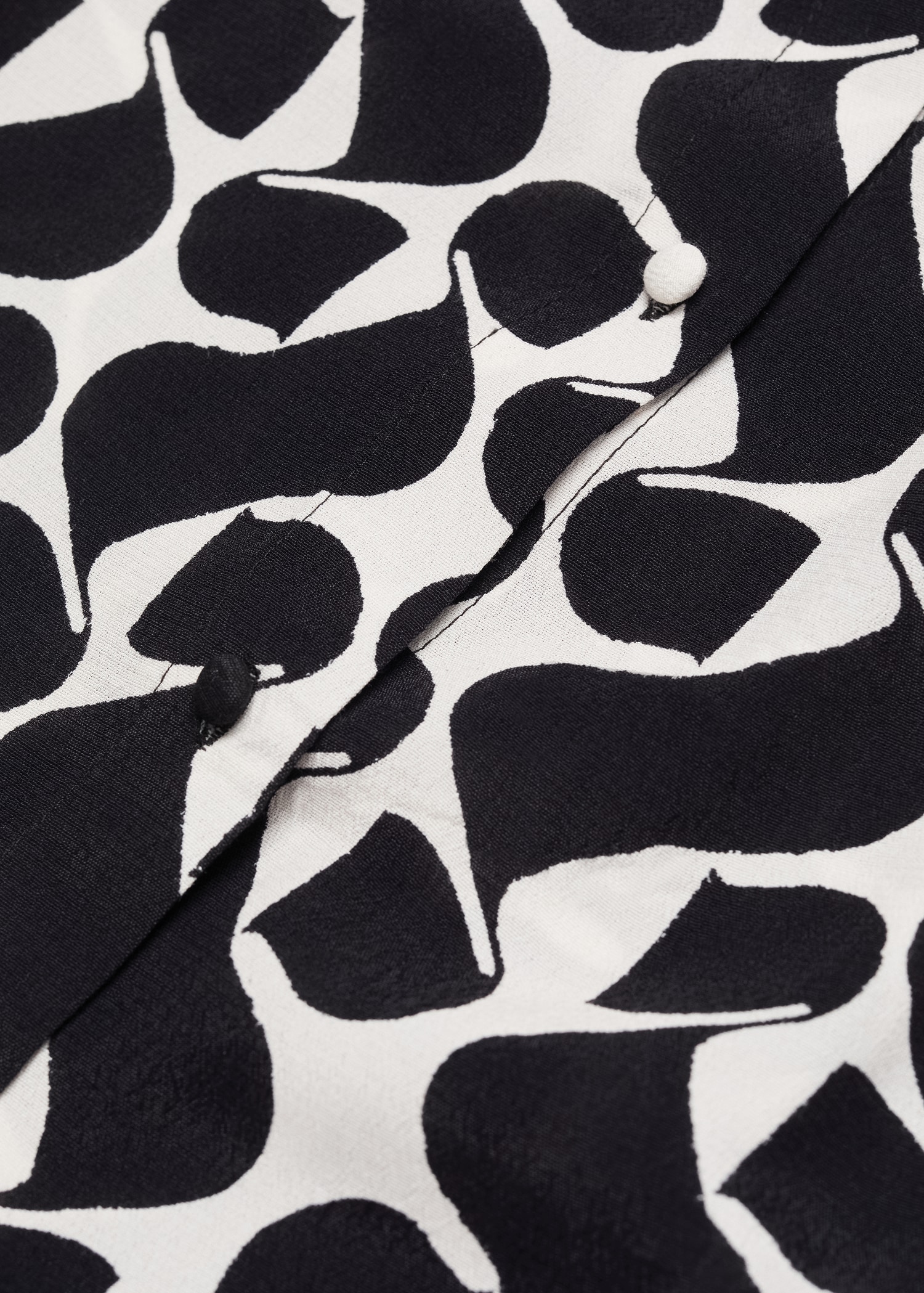 Printed blouse with contrasting trims - Details of the article 0
