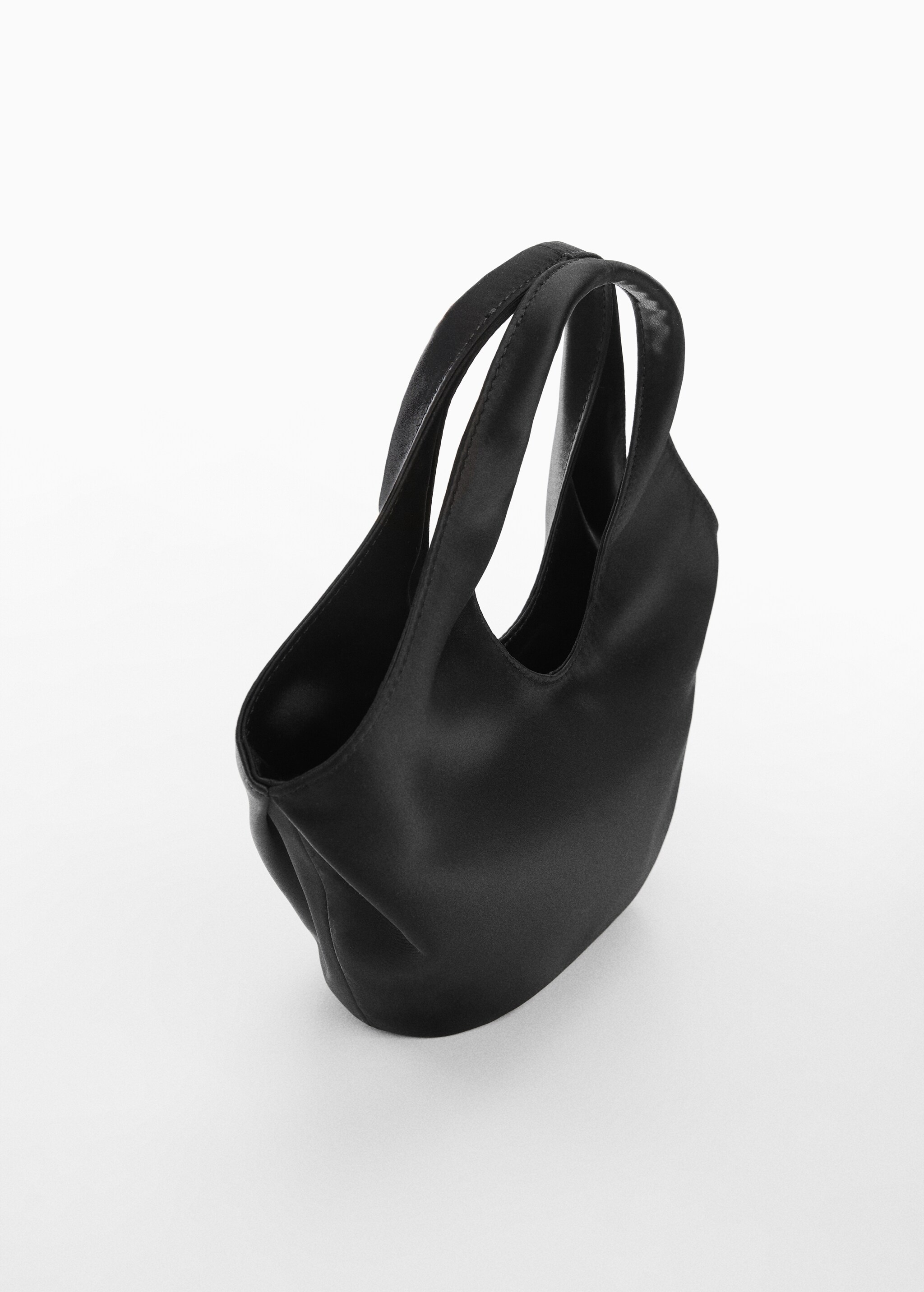 Атласная сумка для ношения в руке - Средний план
