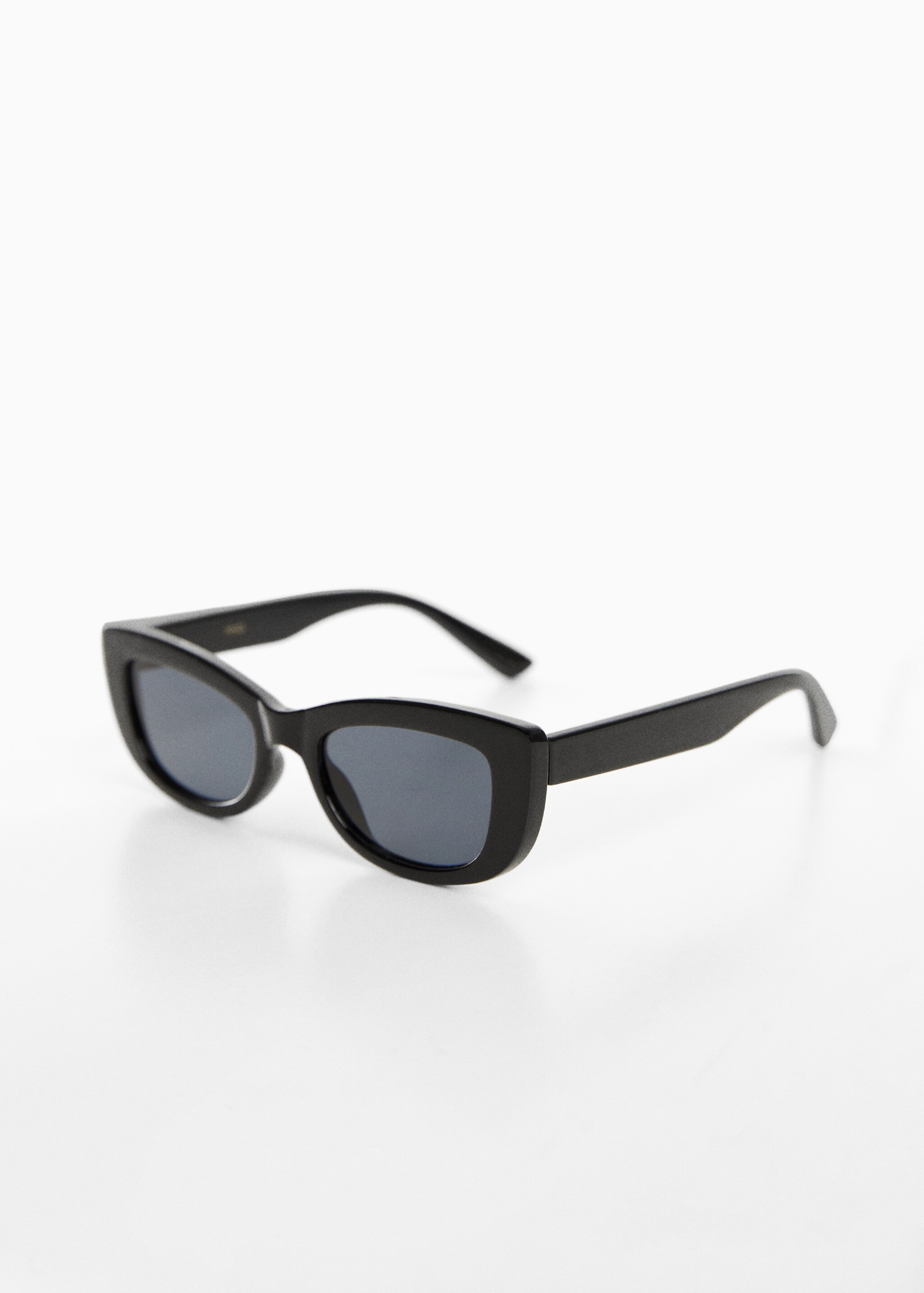 Солнцезащитные очки в стиле ретро - Средний план