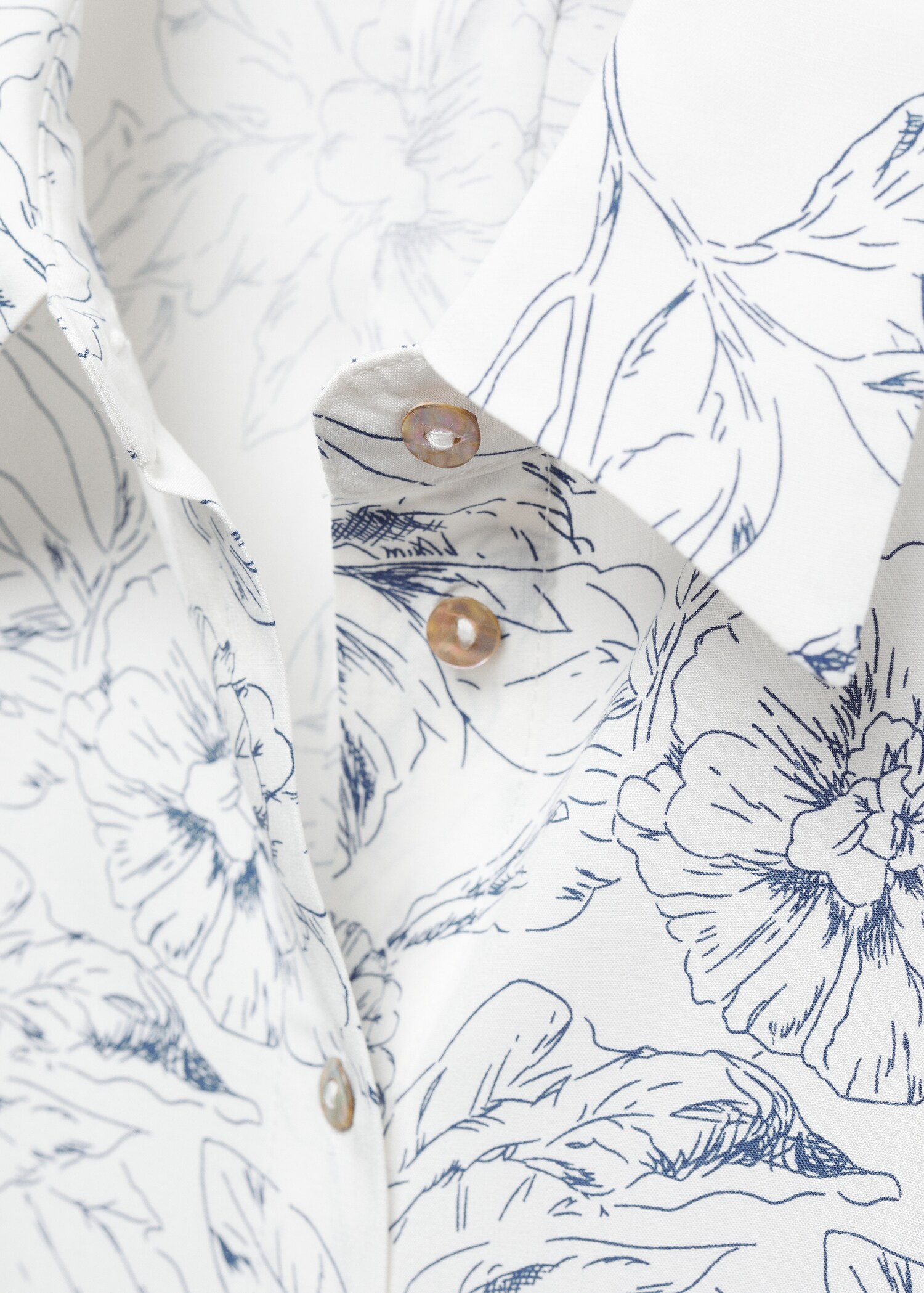 Buttoned printed shirt - Details of the article 8