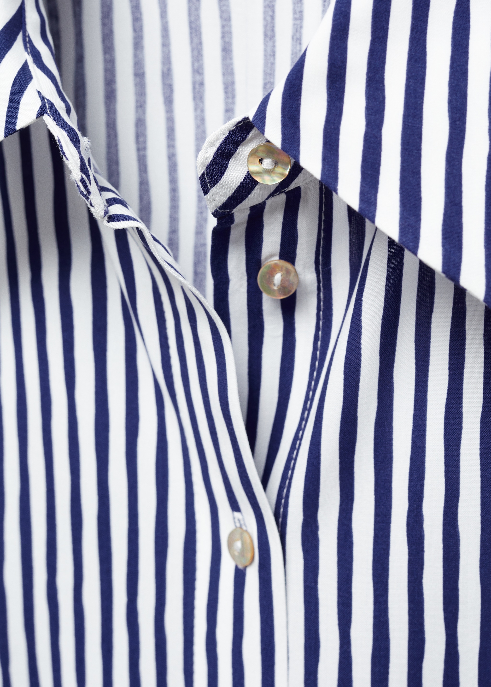 Buttoned printed shirt - Details of the article 8