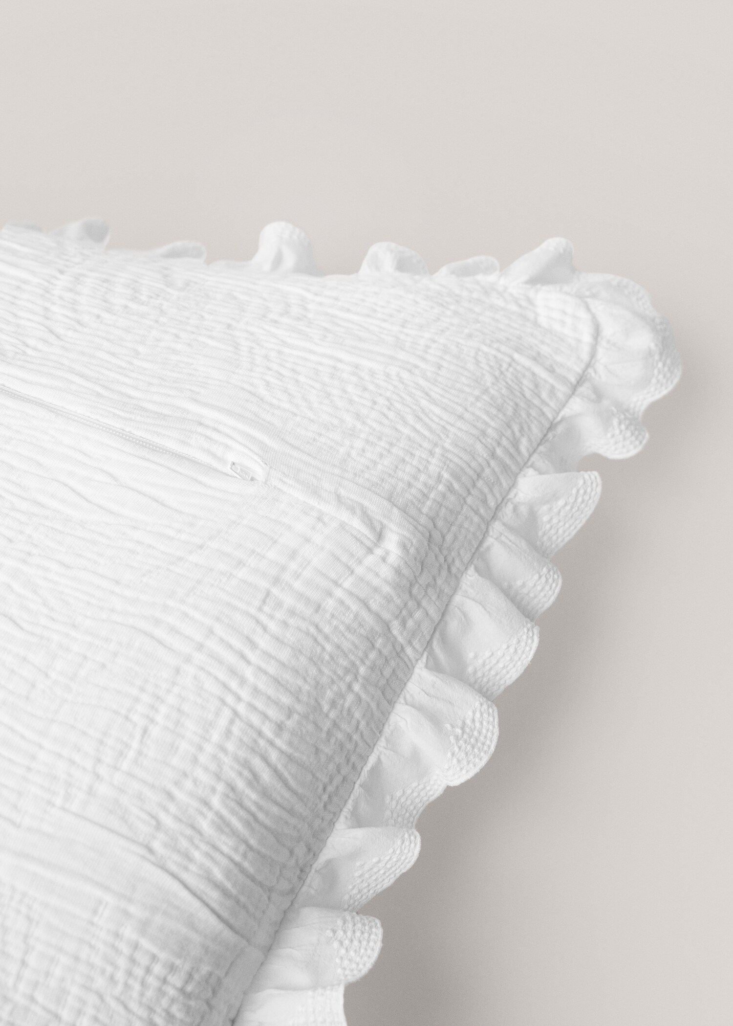 Jacquard ruffled cushion cover 60x60cm - Details of the article 4