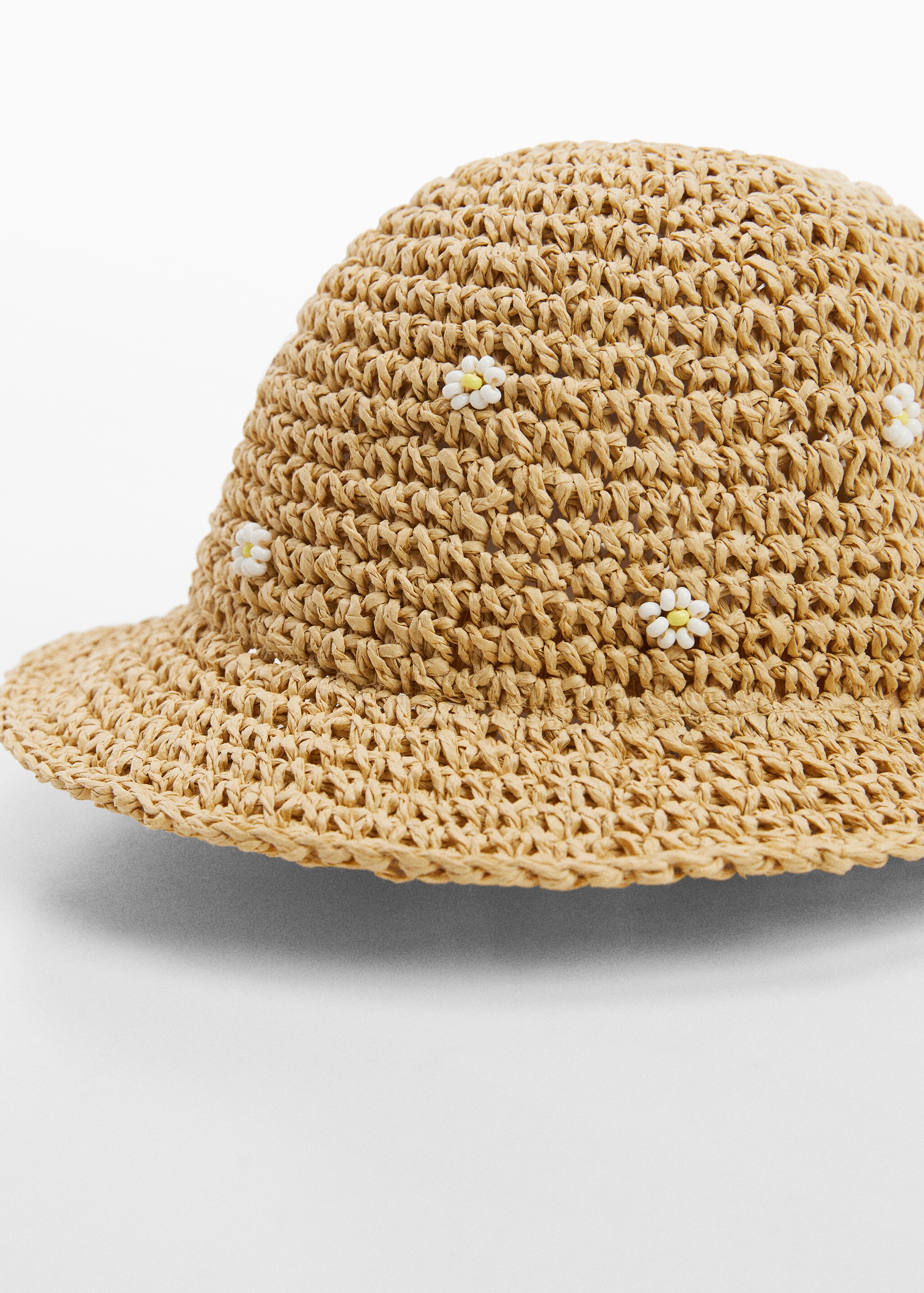 Соломенная шляпа с цветами - Средний план