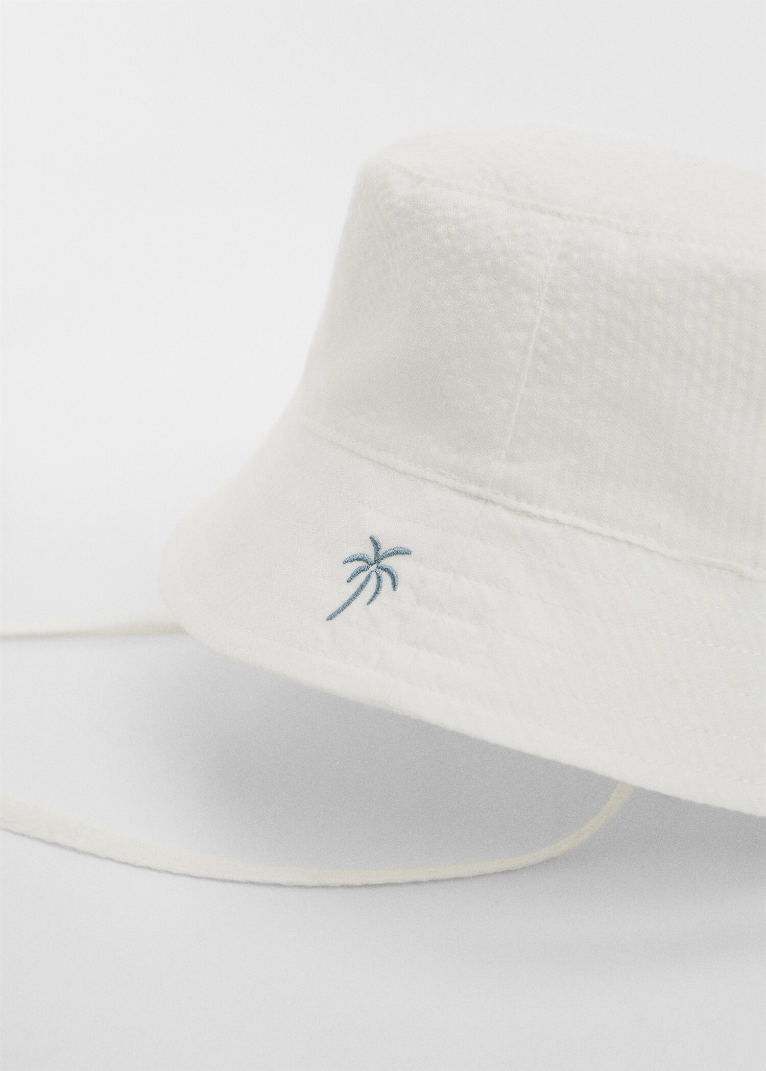 Chapeau bob brodé - Plan moyen