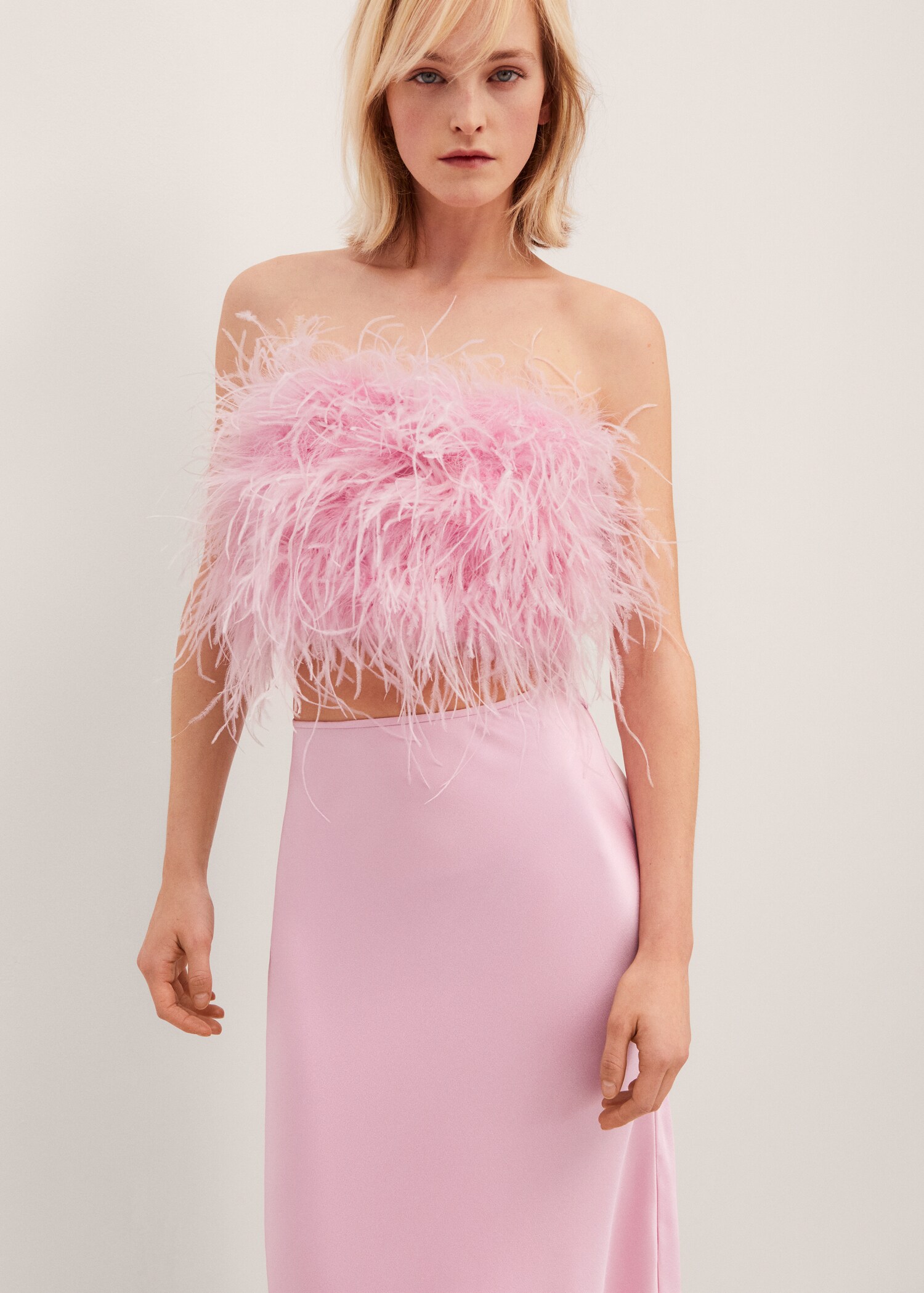 Top estilo bandeau plumas - Plano medio