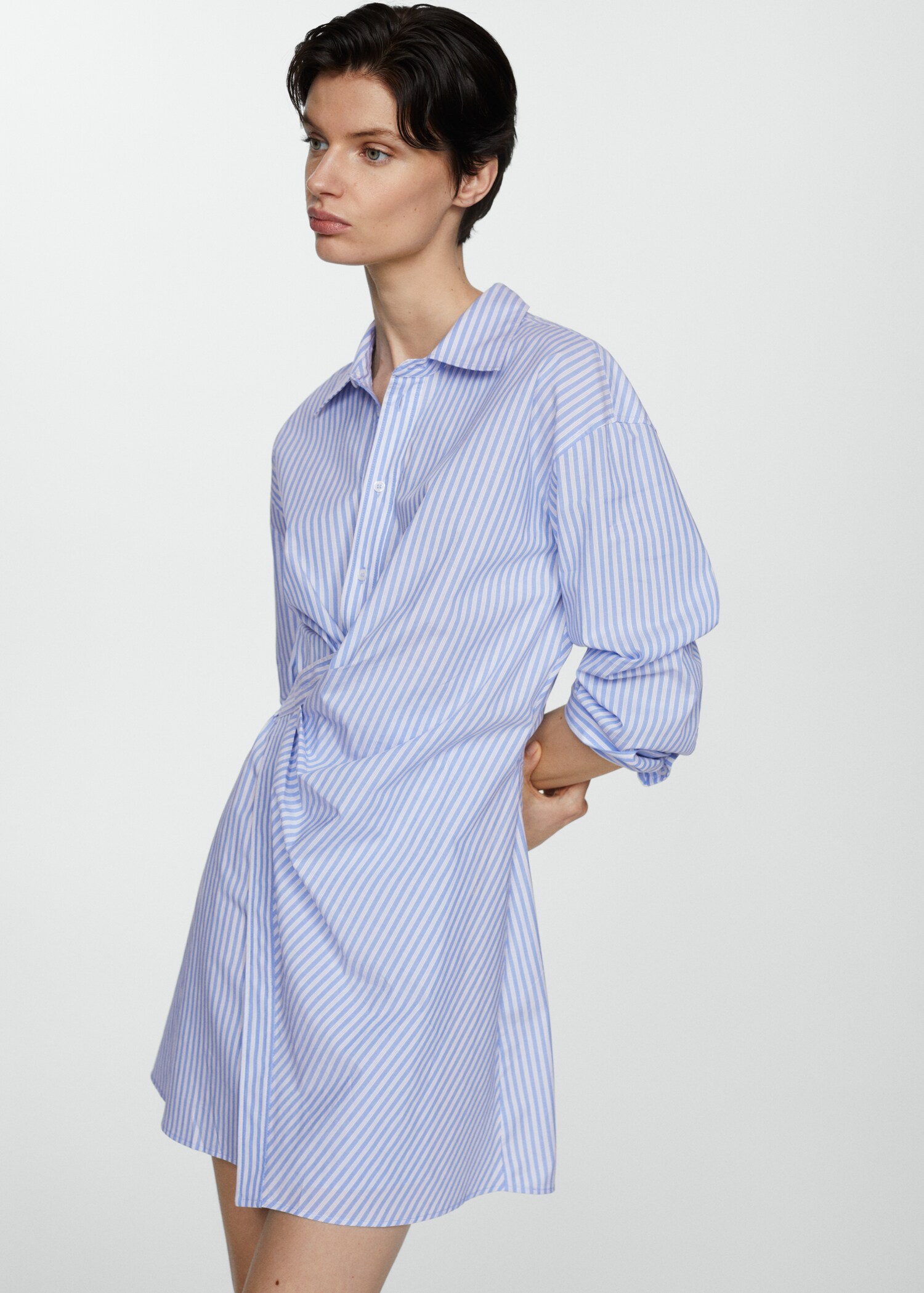 Robe chemise croisée rayures - Plan moyen
