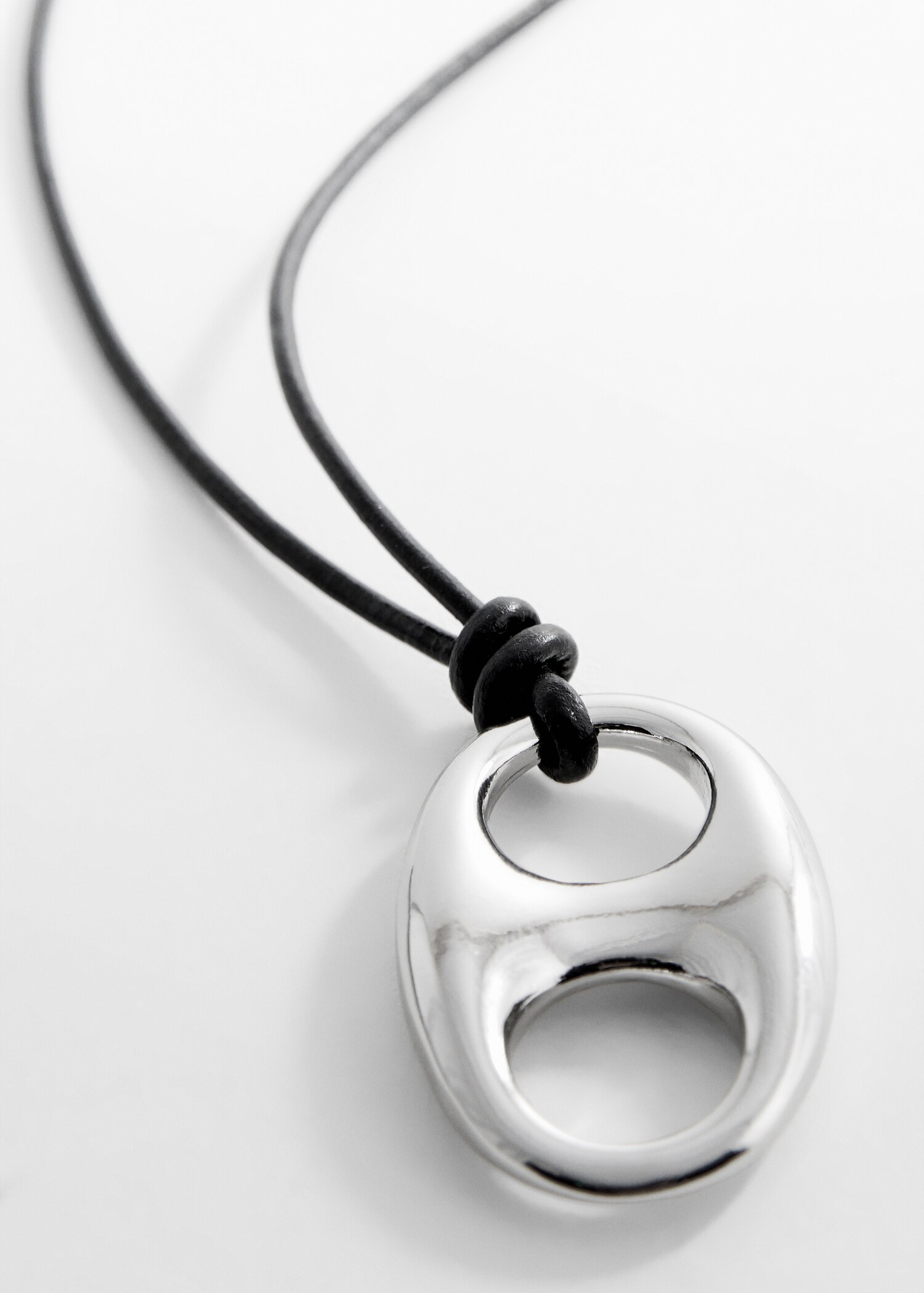 Collier avec pendentif métallique - Plan moyen