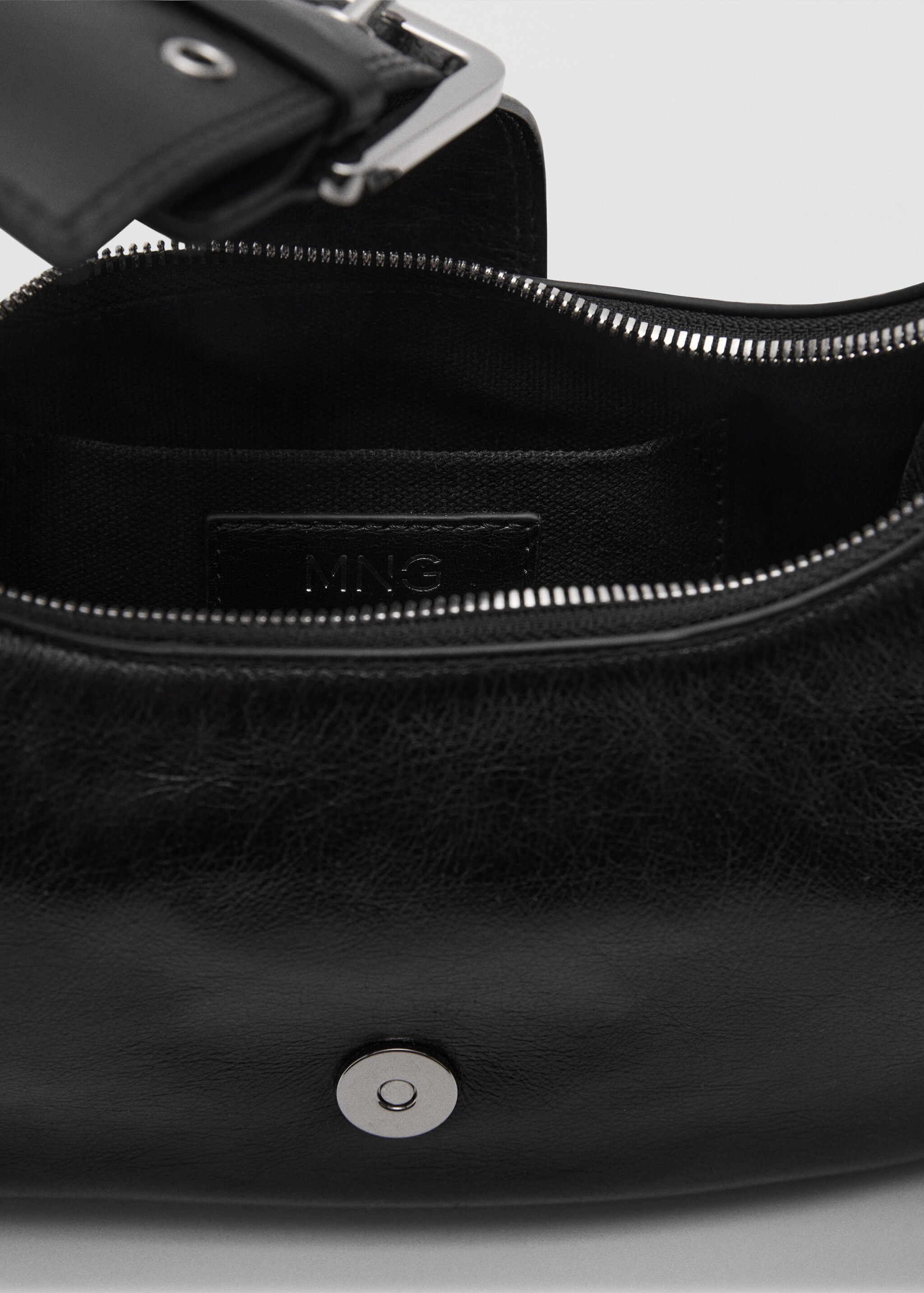 Leather shoulder bag with cargo pockets - Details of the article 3