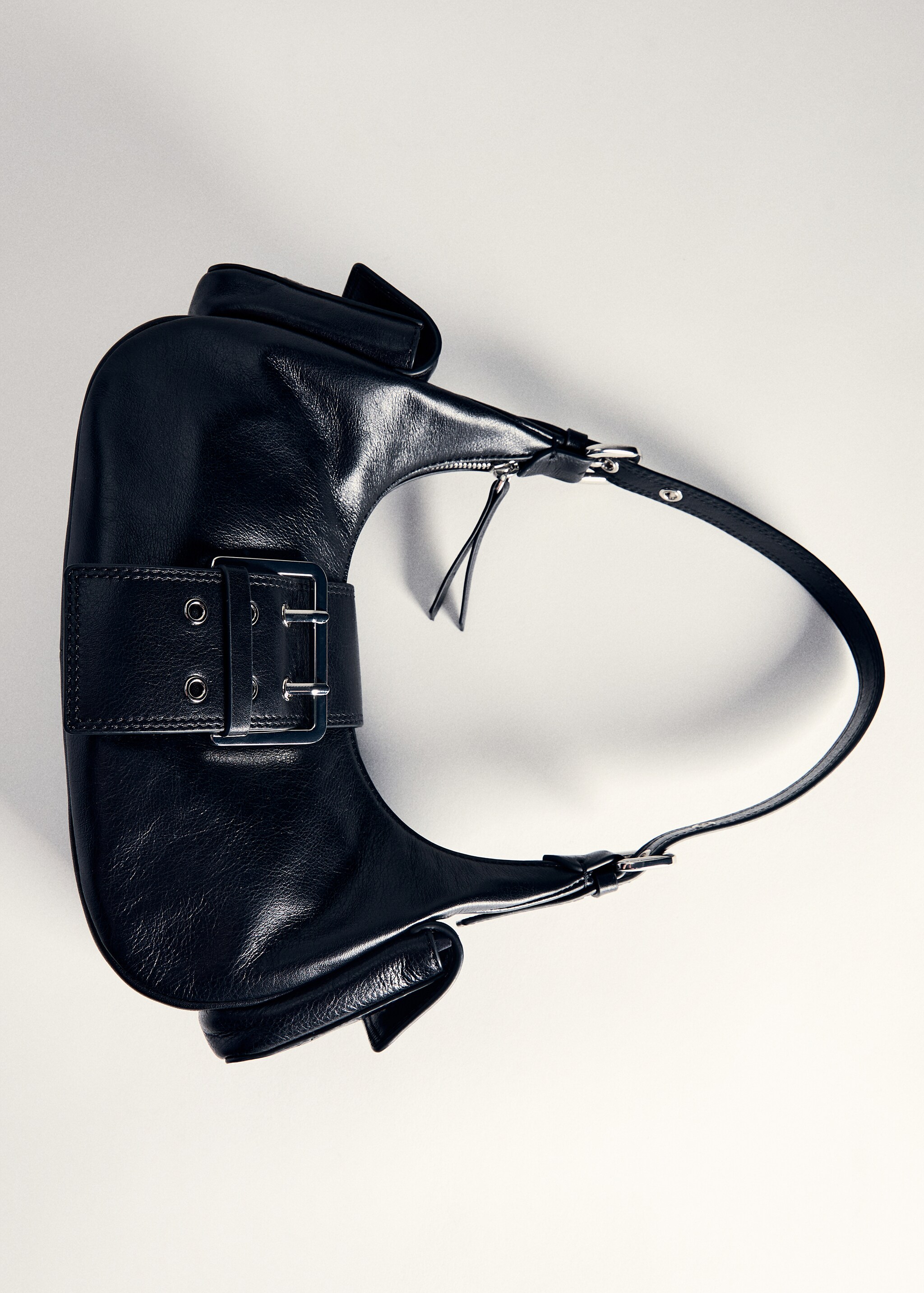 Leather shoulder bag with cargo pockets - Details of the article 5