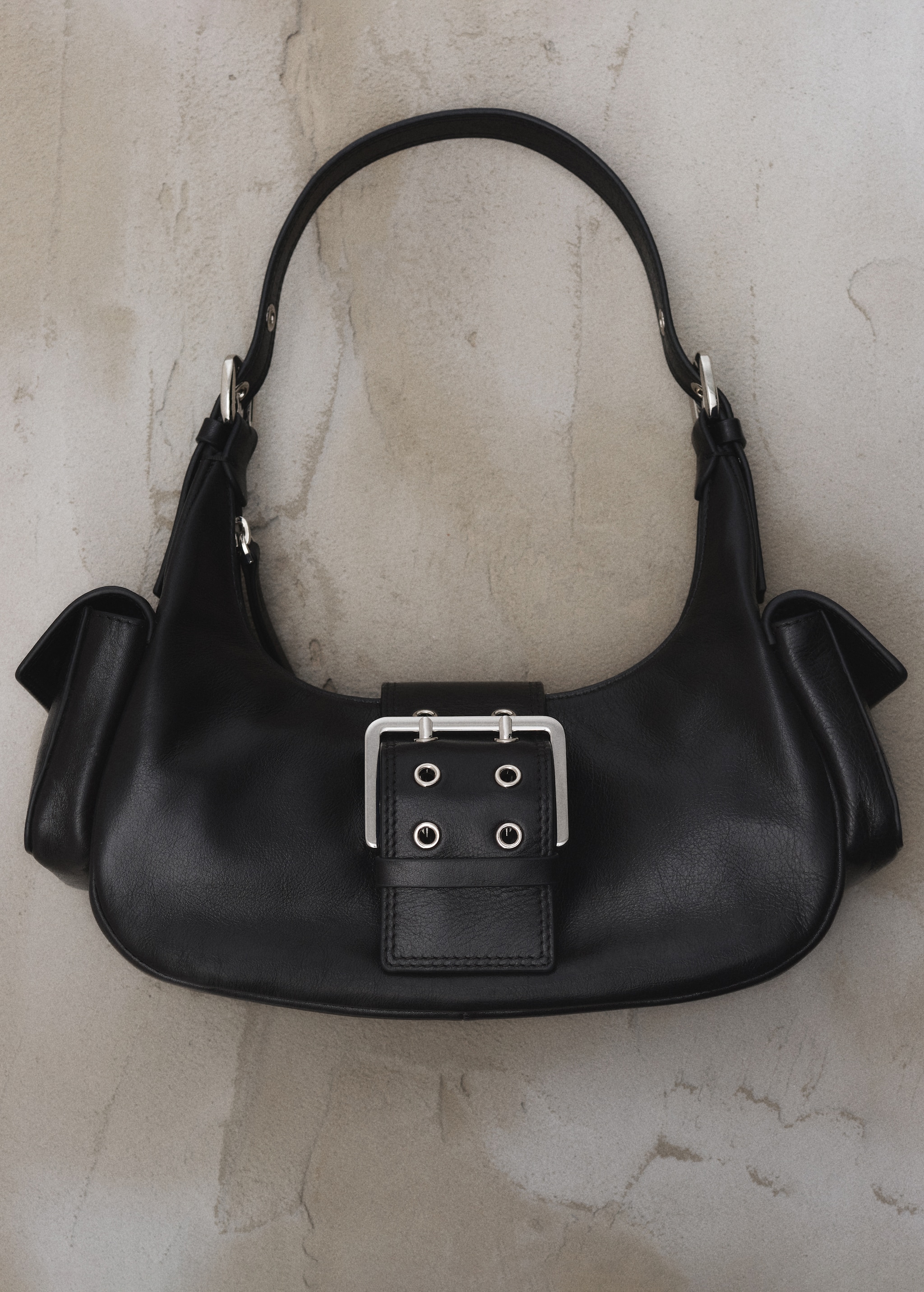 Leather shoulder bag with cargo pockets - Details of the article 6