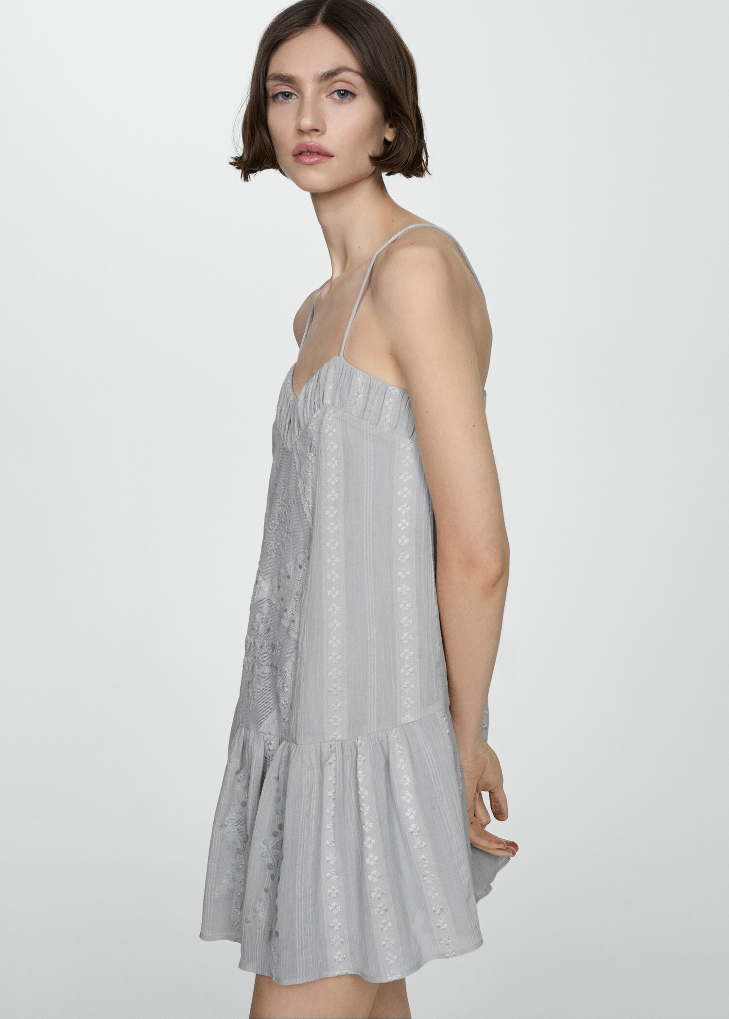 Robe brodée détail pompons - Plan moyen