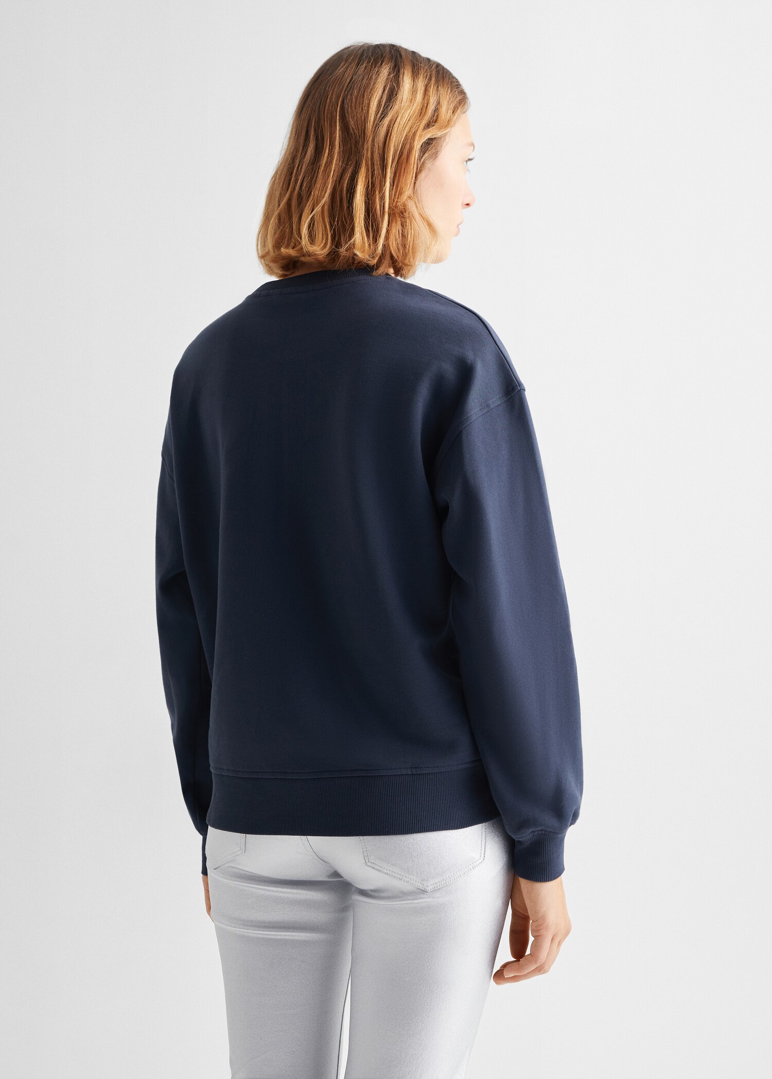 Gemustertes Sweatshirt mit Aufschrift - Rückseite des Artikels