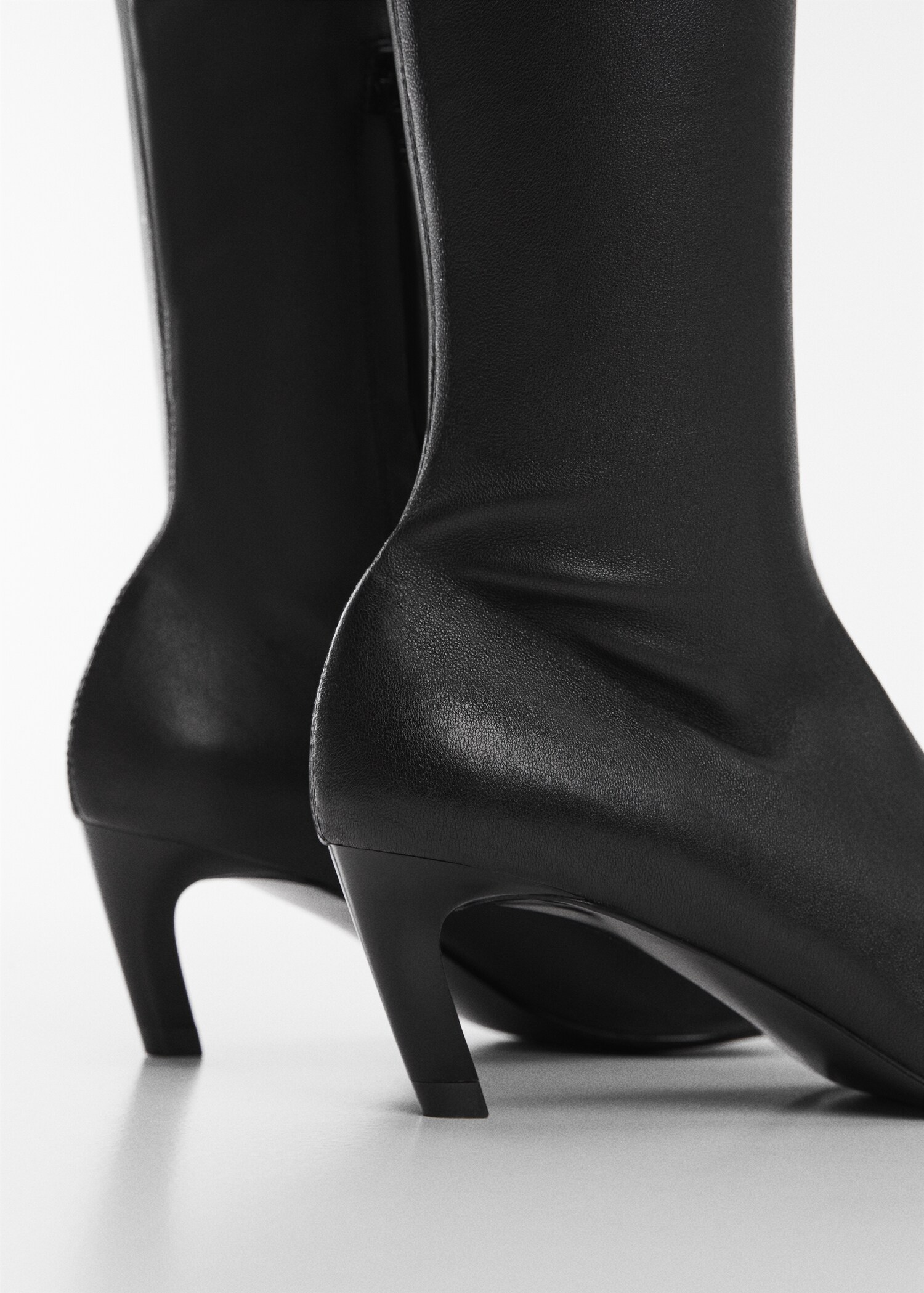 Leather boots with kitten heels - Details of the article 2